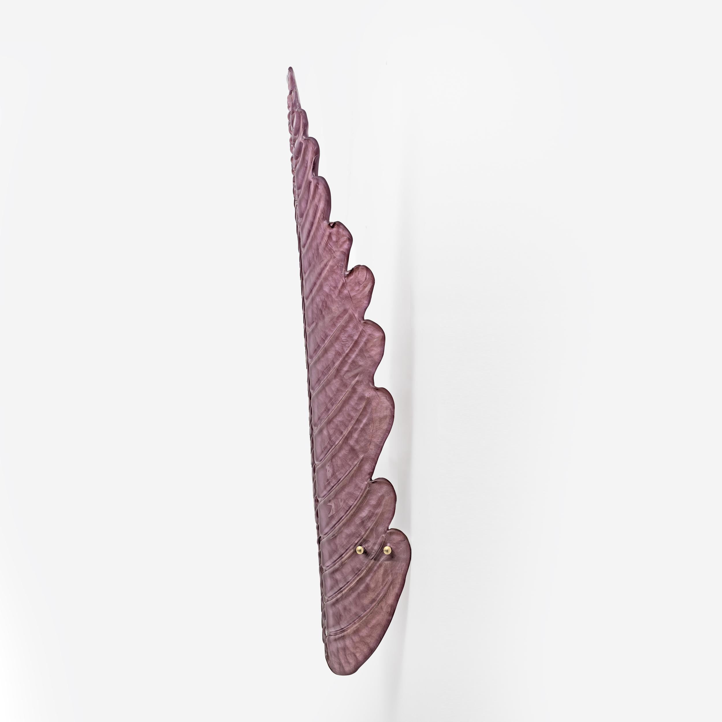 Pareja de apliques de cristal de Murano de mediados de siglo con grandes hojas de color rosa amatista Metal en venta