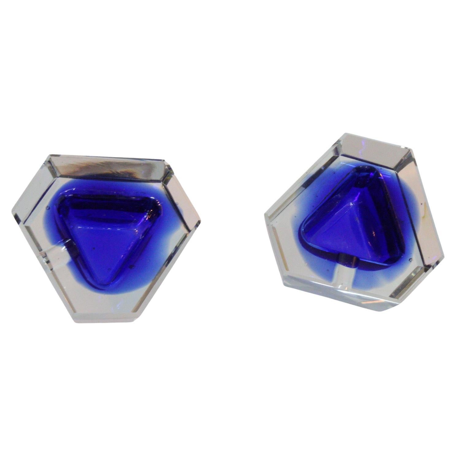 Add a little shine into your home with this blue pair of asstrays.