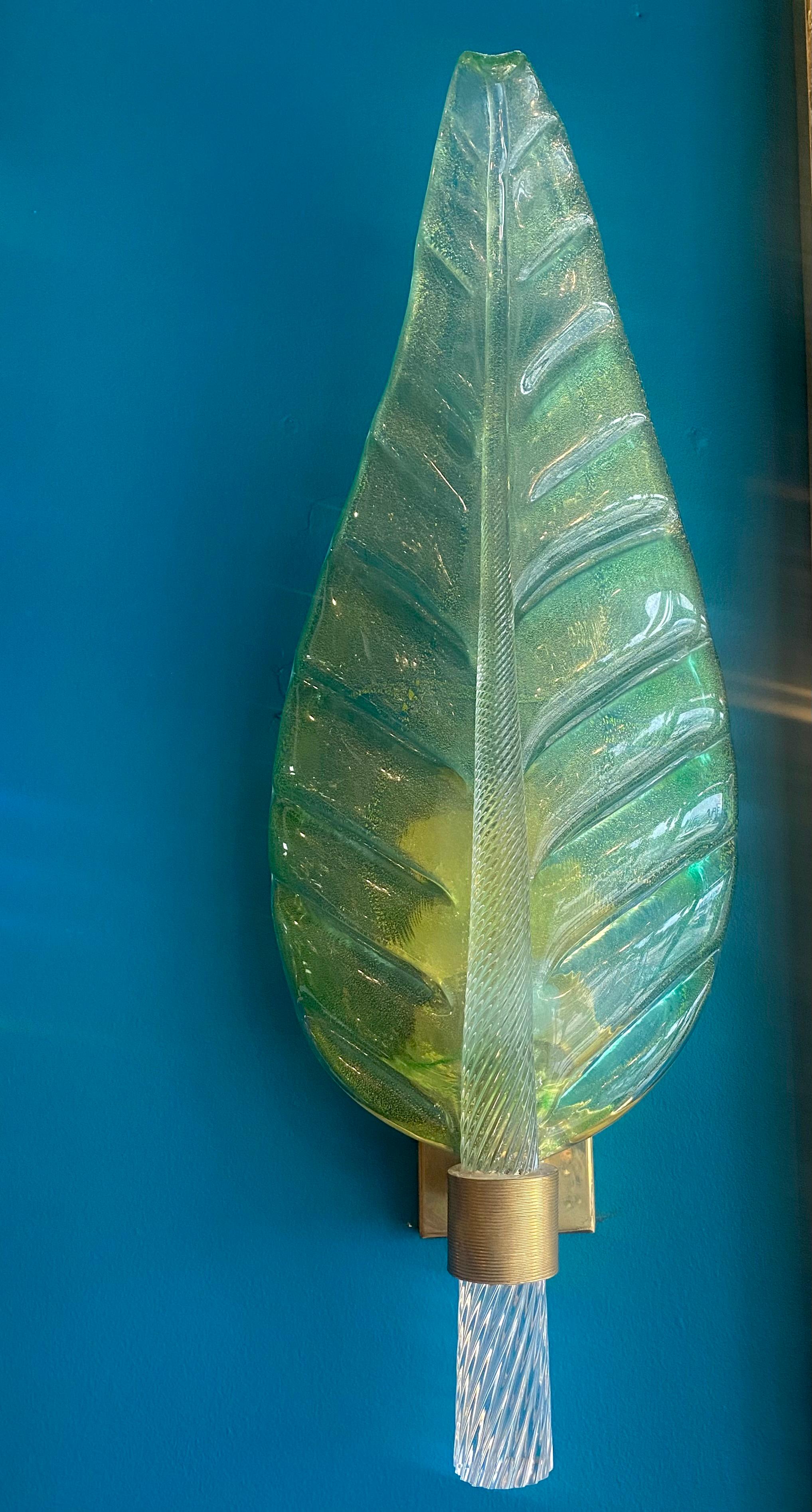 Coppia di lampade in vetro di Murano e foglie d'ottone della metà del secolo scorso di Barovier&Toso in vendita 5