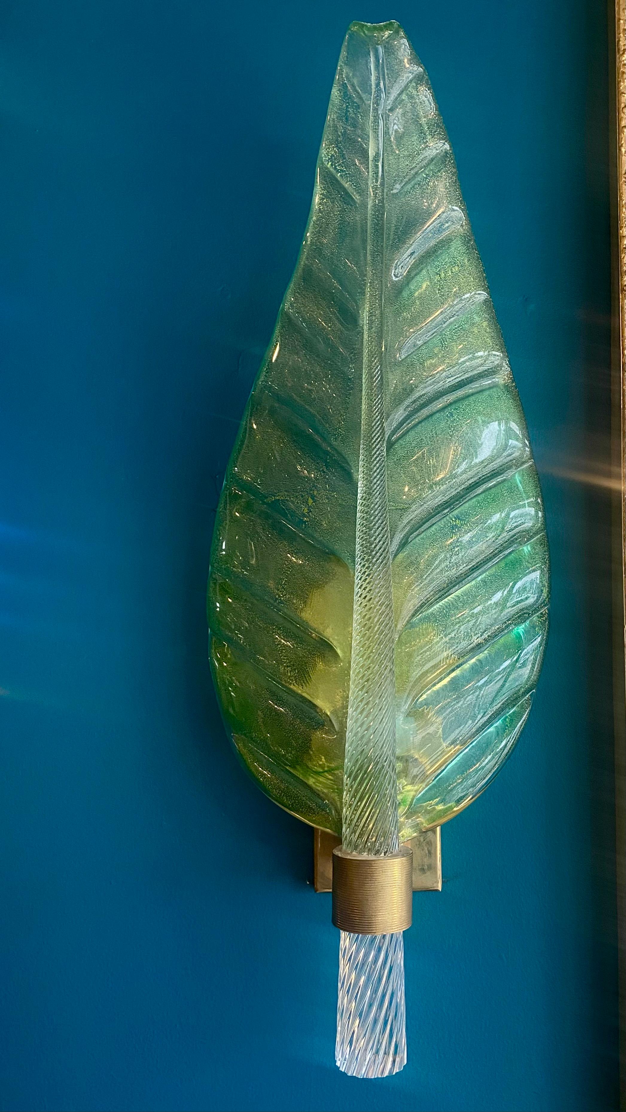 Questa splendida coppia di appliques scultoree a foglia in stile Mid-Century Modern è stata realizzata dal leggendario atelier di Barovier&Toso a Murano, in Italia - l'isola al largo della costa di Venezia rinomata da secoli per la sua superlativa