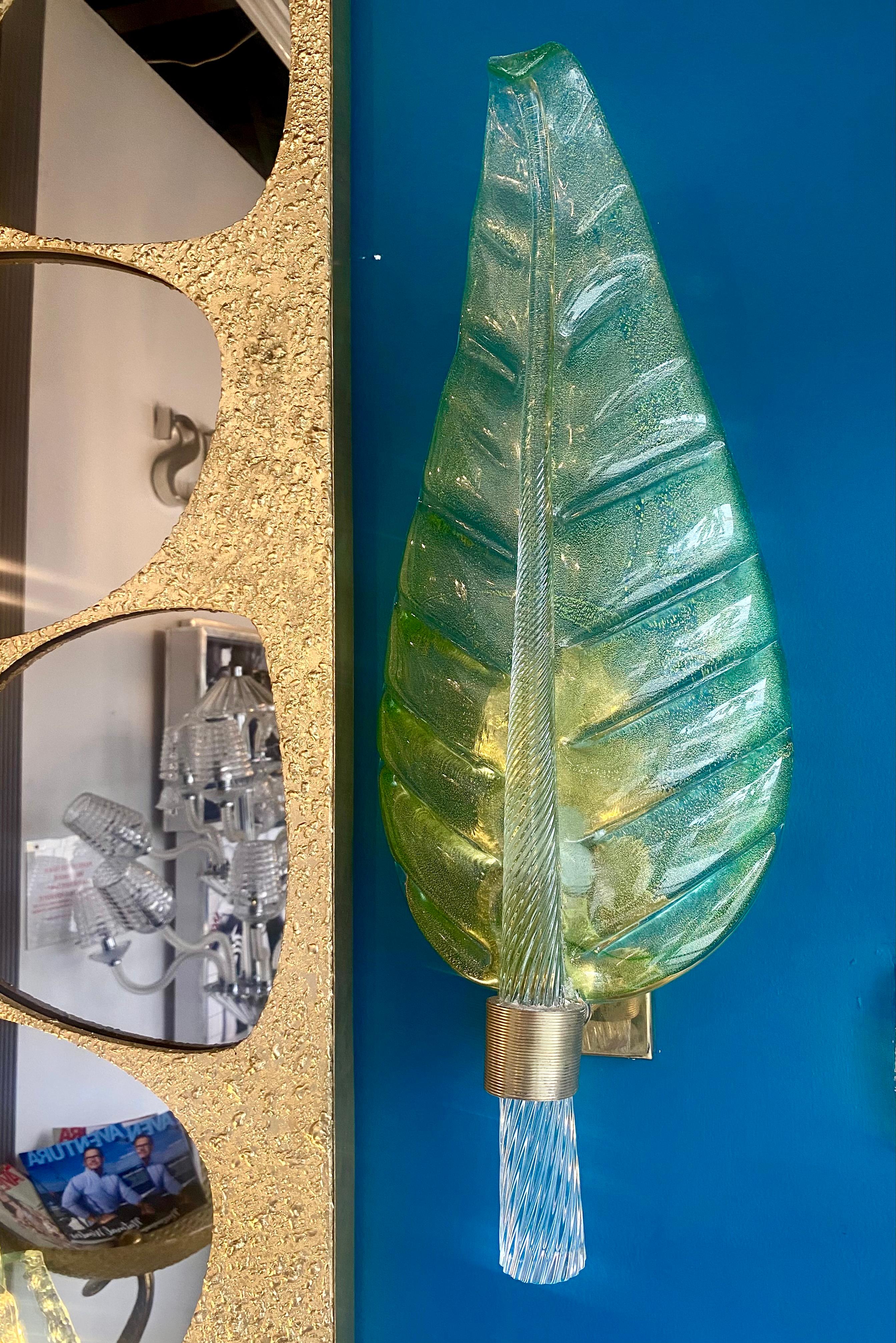 Italiano Coppia di lampade in vetro di Murano e foglie d'ottone della metà del secolo scorso di Barovier&Toso in vendita