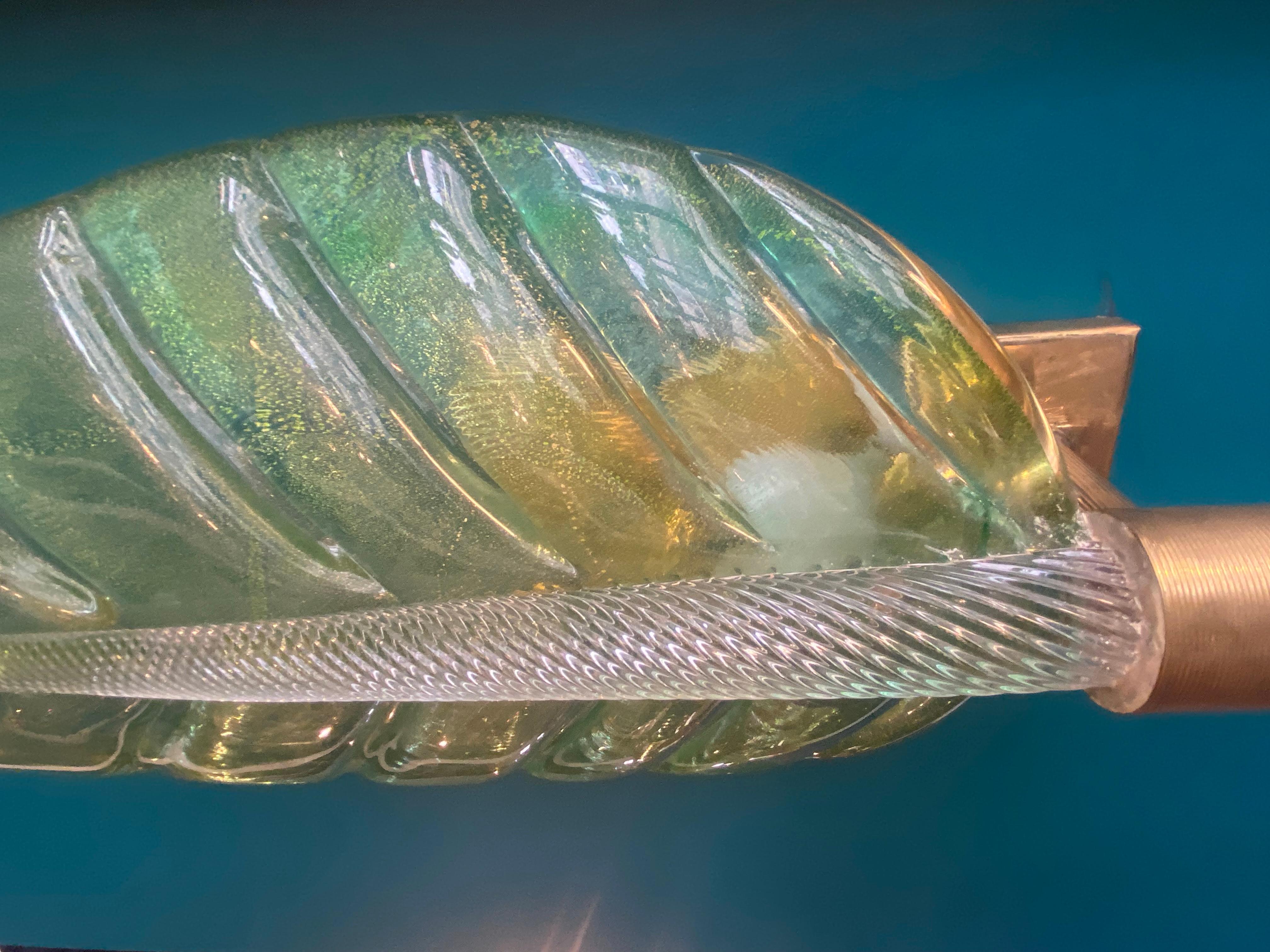 XX secolo Coppia di lampade in vetro di Murano e foglie d'ottone della metà del secolo scorso di Barovier&Toso in vendita