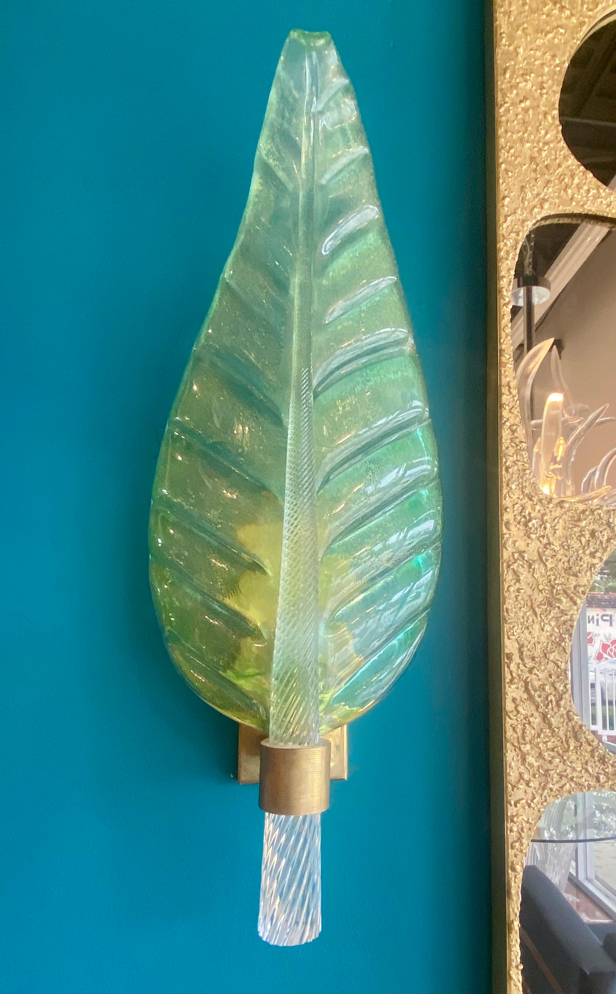 Ottone Coppia di lampade in vetro di Murano e foglie d'ottone della metà del secolo scorso di Barovier&Toso in vendita