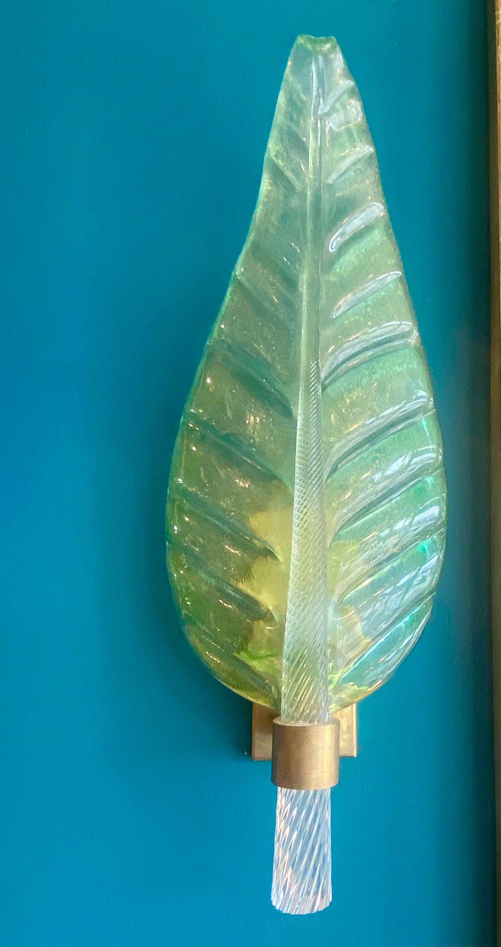 Coppia di lampade in vetro di Murano e foglie d'ottone della metà del secolo scorso di Barovier&Toso in vendita 1