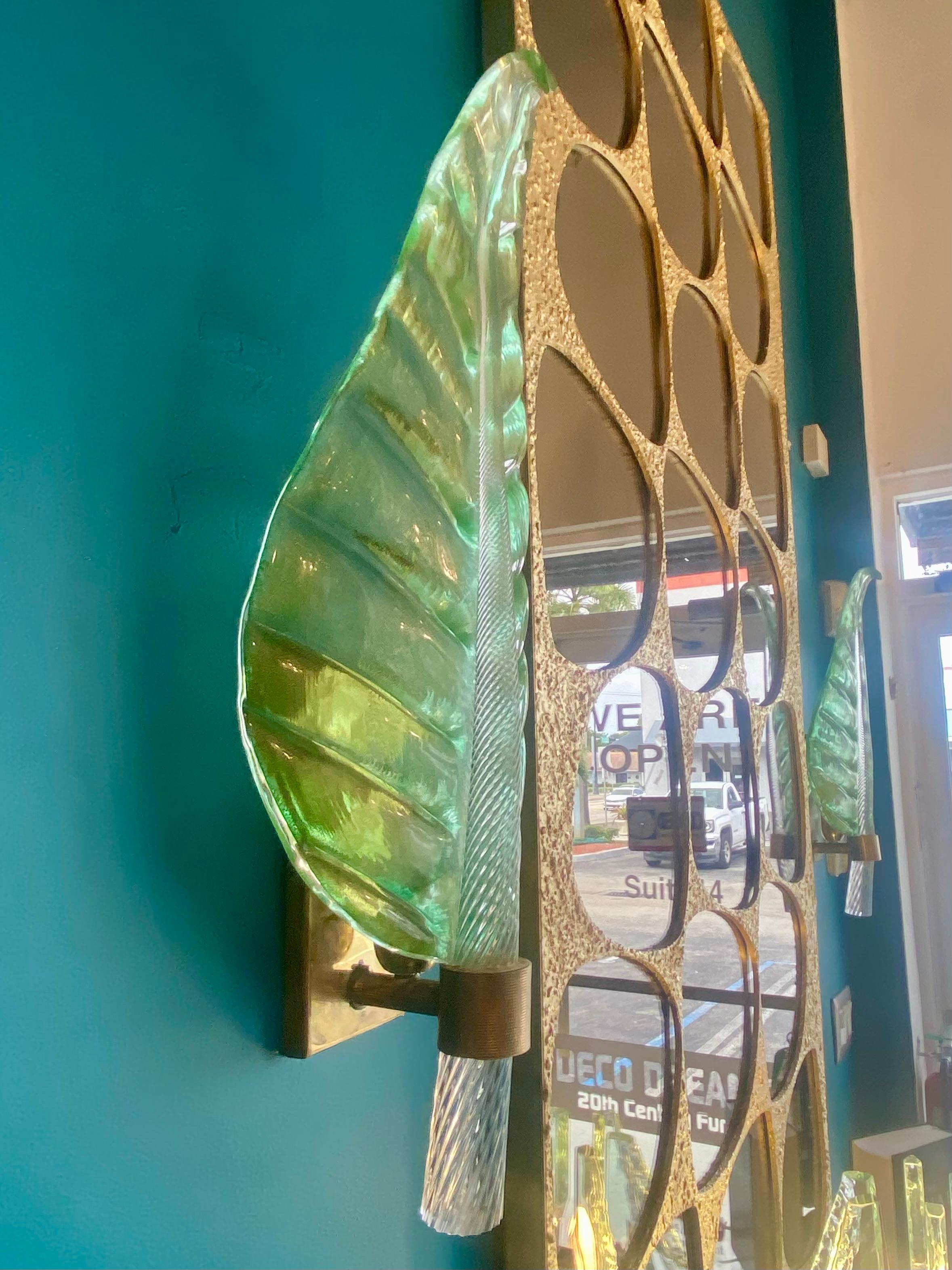 Coppia di lampade in vetro di Murano e foglie d'ottone della metà del secolo scorso di Barovier&Toso in vendita 2