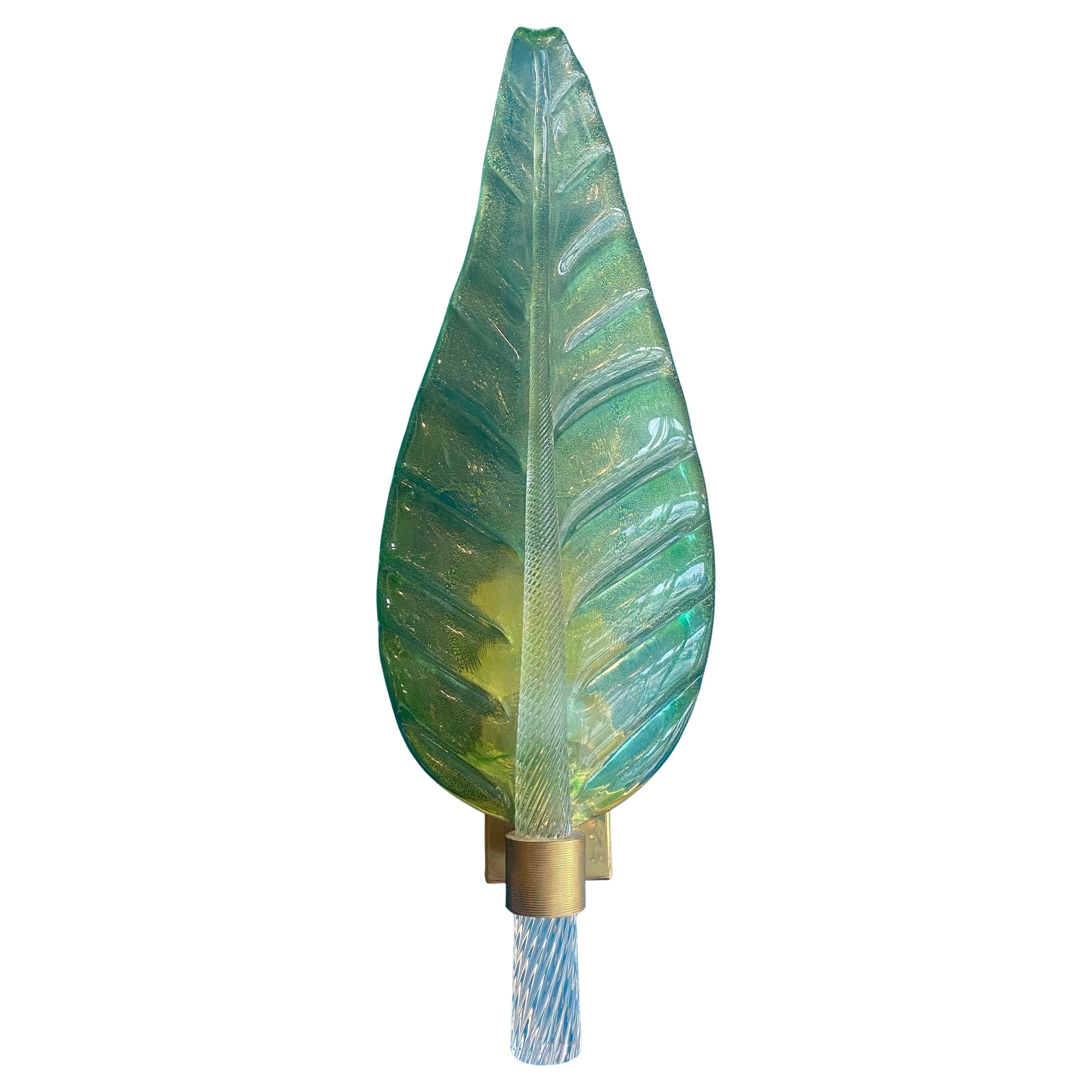 Coppia di lampade in vetro di Murano e foglie d
ottone della metà del secolo scorso di Barovier&Toso in vendita