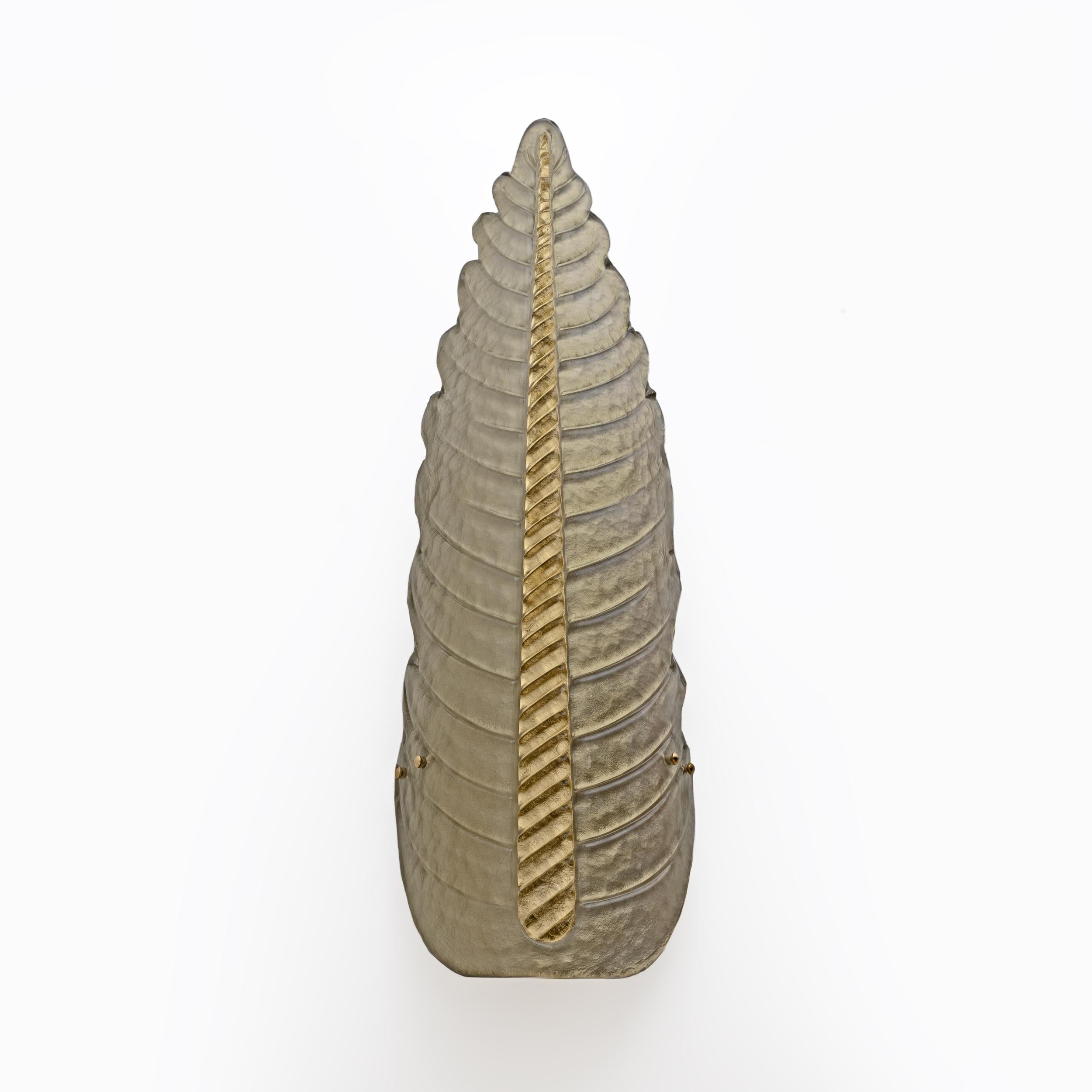 Beautiful design for these leaf-shaped appliques, golden yellow with a vertical rib made with gold leaf. Refinement and class as in the Murano style, unique pieces that always remain precious.
Each applique is made from a single piece of Murano