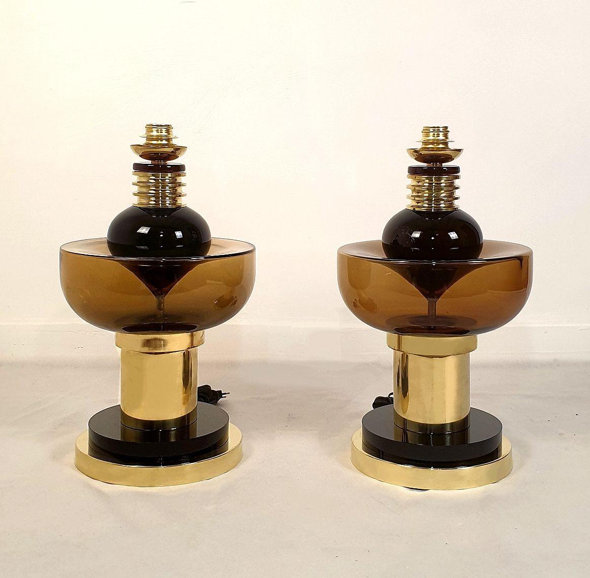 Paire de lampes en verre de Murano de style moderne du milieu du siècle, Italie vers les années 1980.
Lampes de table ou à poser vendues par paire, sans les abat-jours.
Les lampes italiennes sont en laiton poli et en verre de Murano brun et