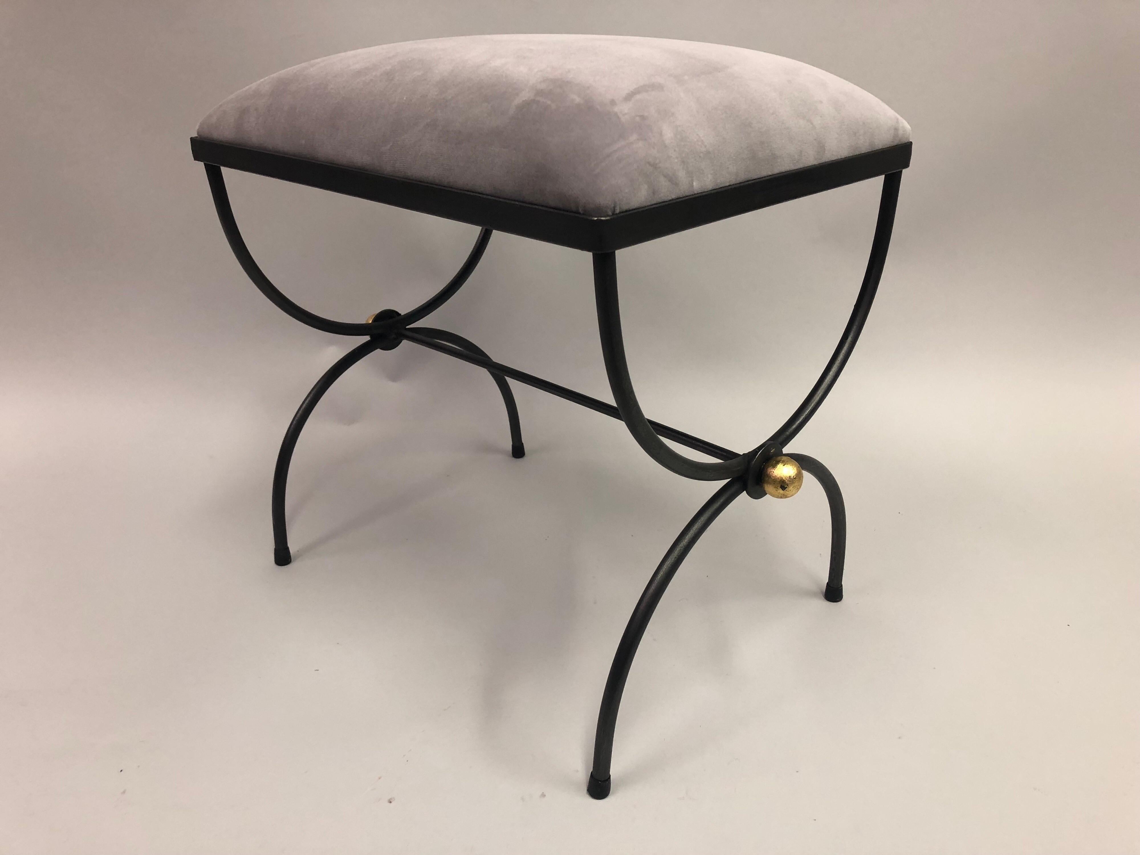 Pair of Mid-Century Modern Neoclassical Wrought Iron and Gilt Benches or Stools In Good Condition For Sale In New York, NY