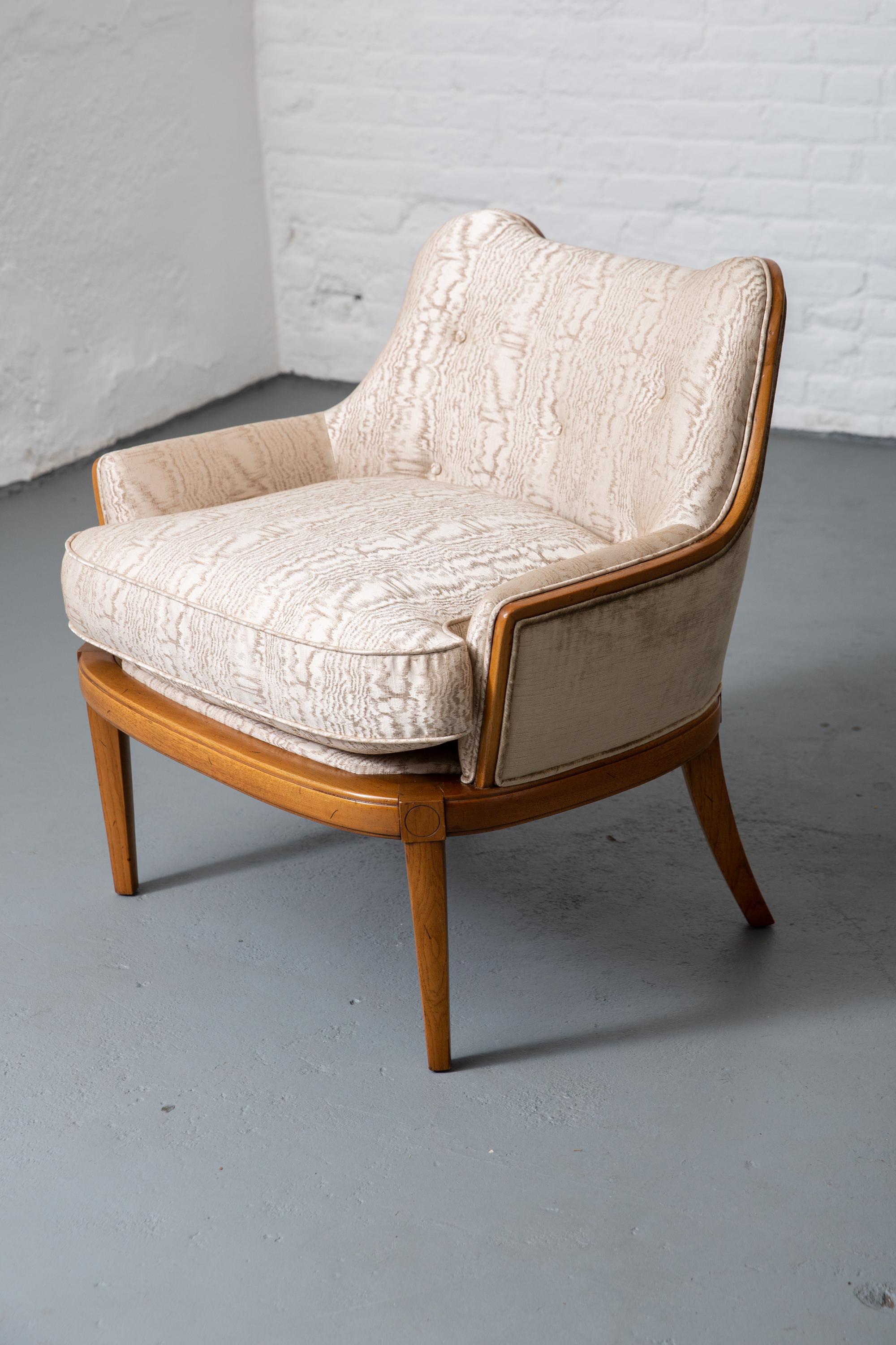 Paire de fauteuils nouvellement tapissés, de style mi-siècle moderne en vente 4