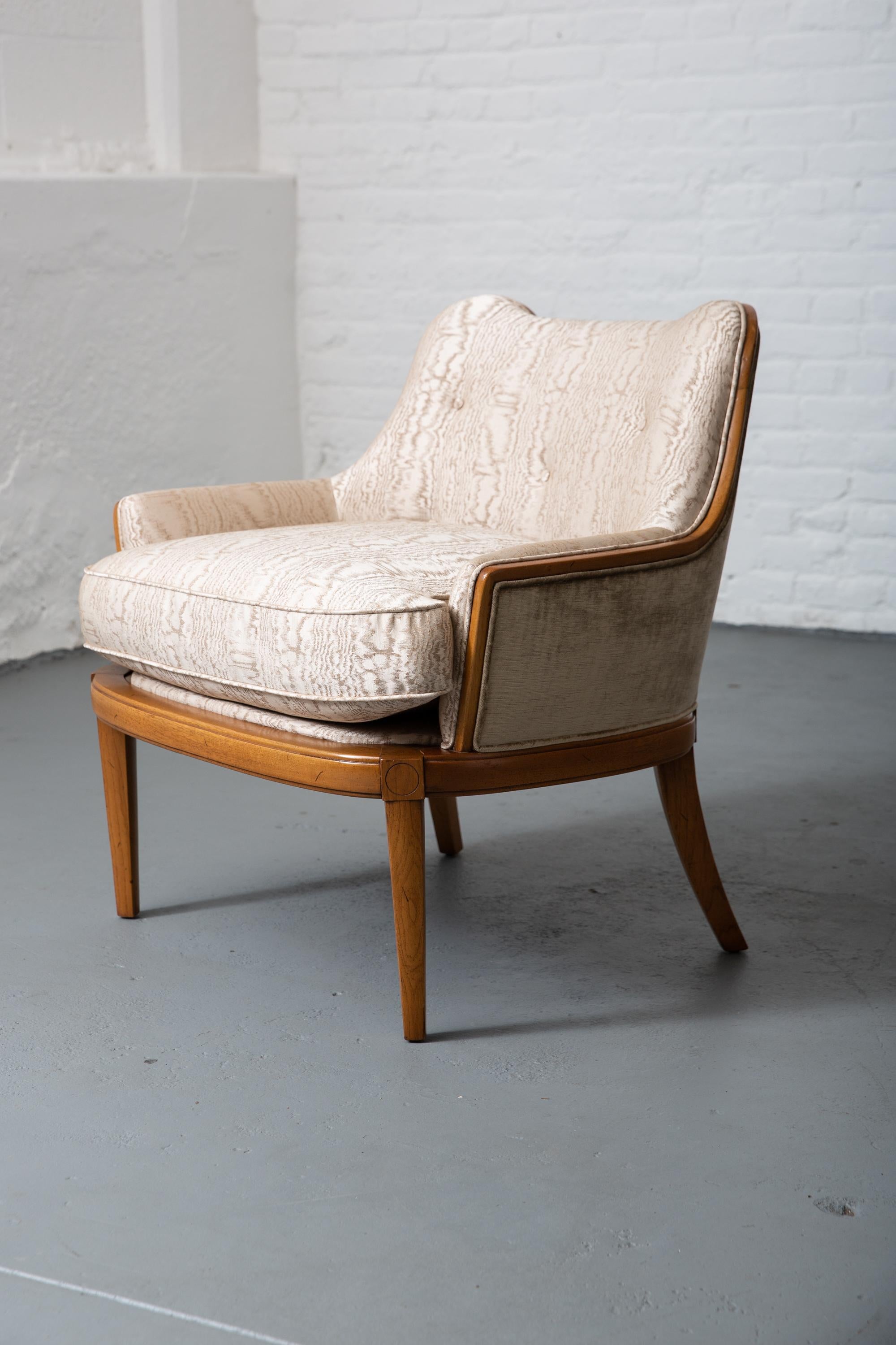 Paire de fauteuils nouvellement tapissés, de style mi-siècle moderne en vente 5