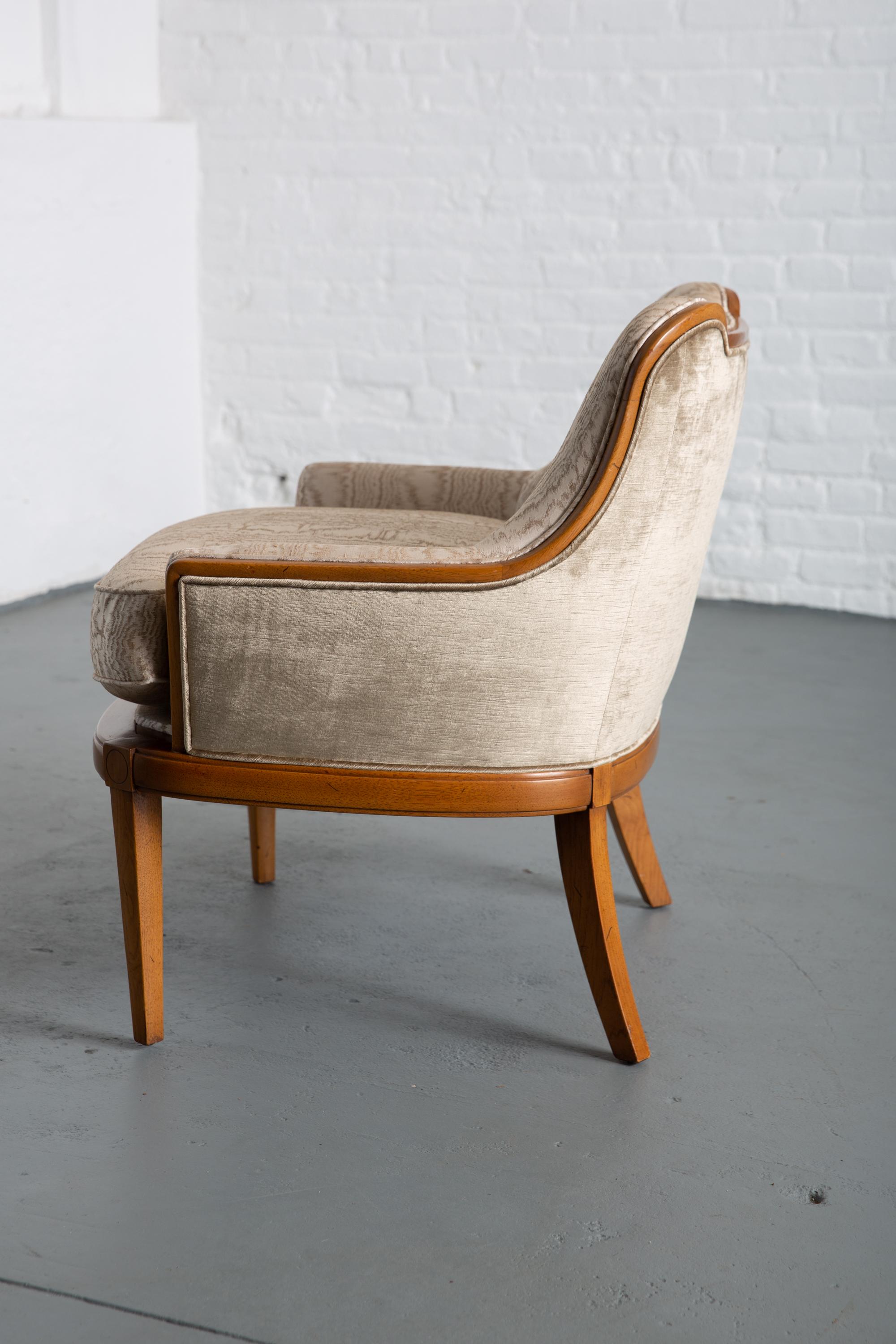 Ein Paar neu gepolsterte Mid-Century-Modern-Sessel im Angebot 9