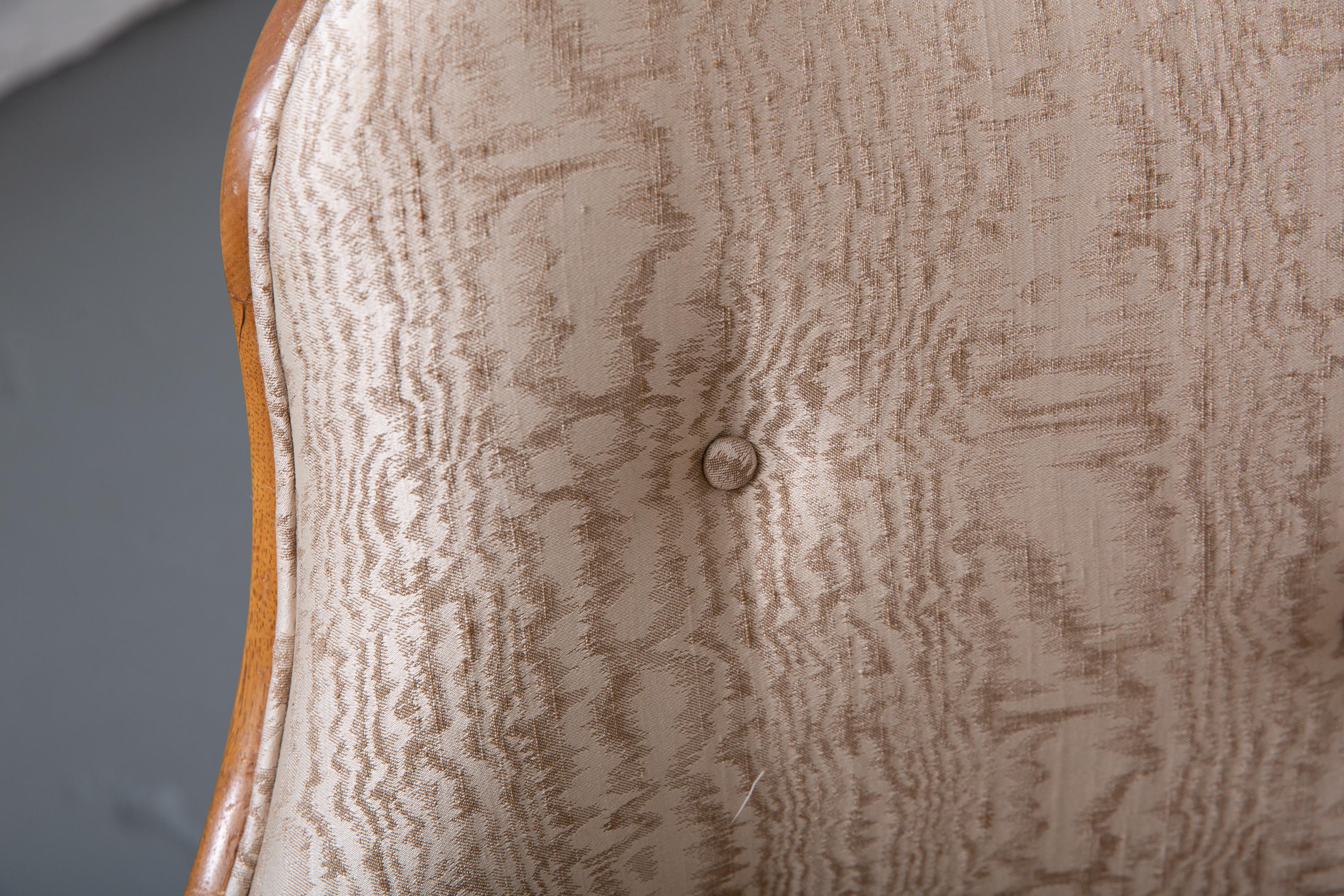 Fauteuils MCM des années 1960 nouvellement tapissés avec un motif de tapisserie en faux bois à l'avant et en velours à l'arrière. Pieds fuselés et dossier incurvé. Touffu de boutons avec une simple soudure. Bois en état d'origine avec des marquages
