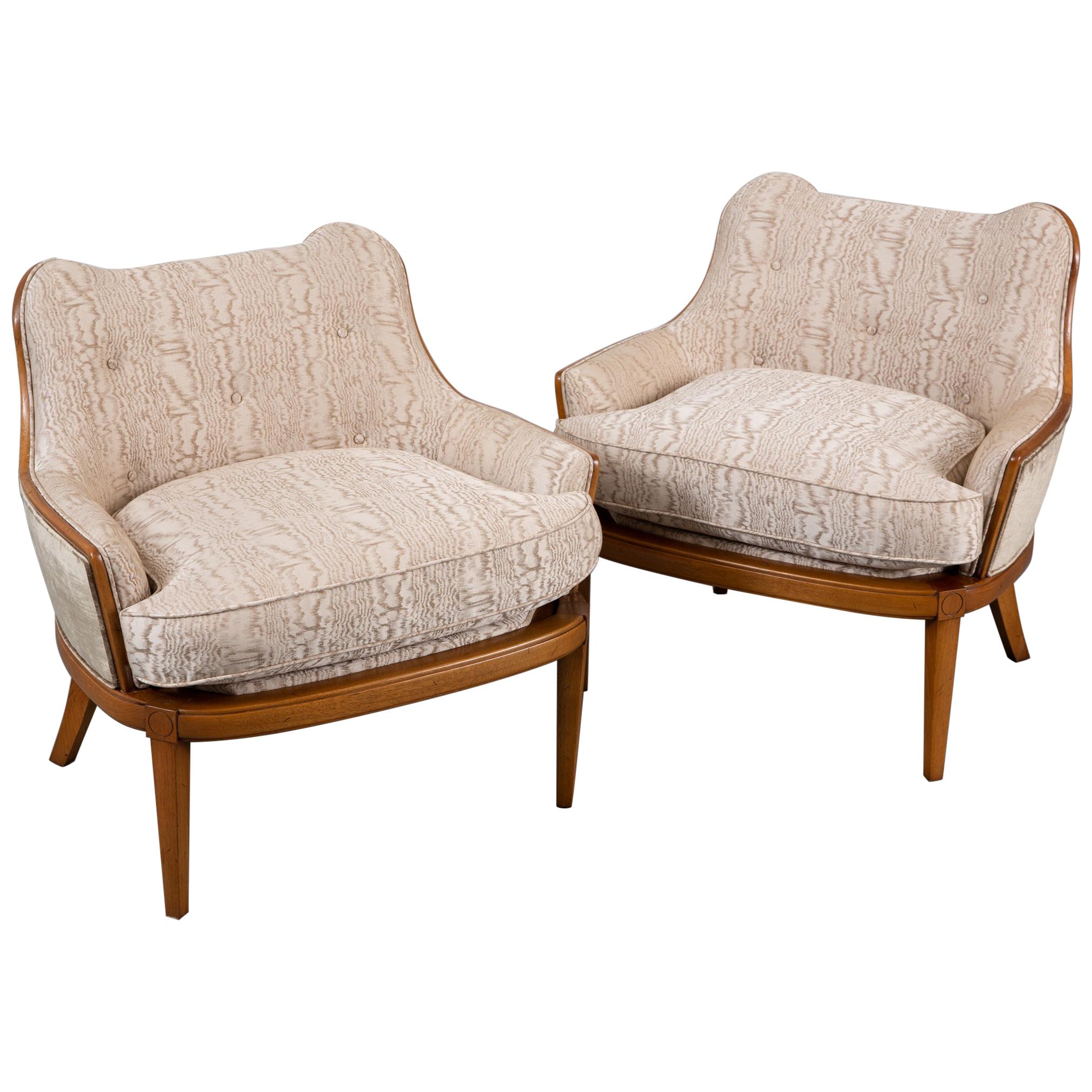Paire de fauteuils nouvellement tapissés, de style mi-siècle moderne en vente