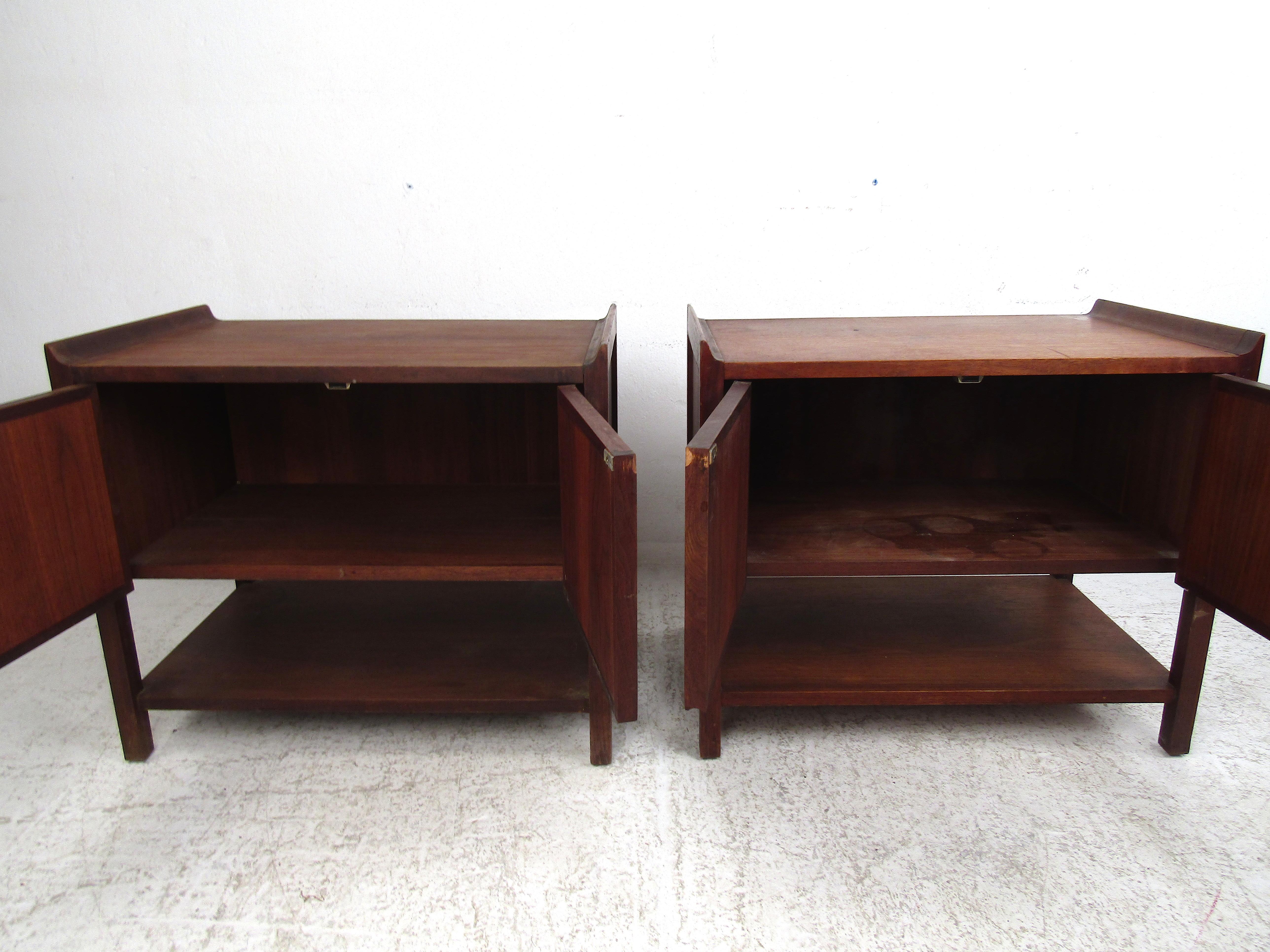 Pair of Mid-Century Modern Nighstands In Fair Condition For Sale In Brooklyn, NY