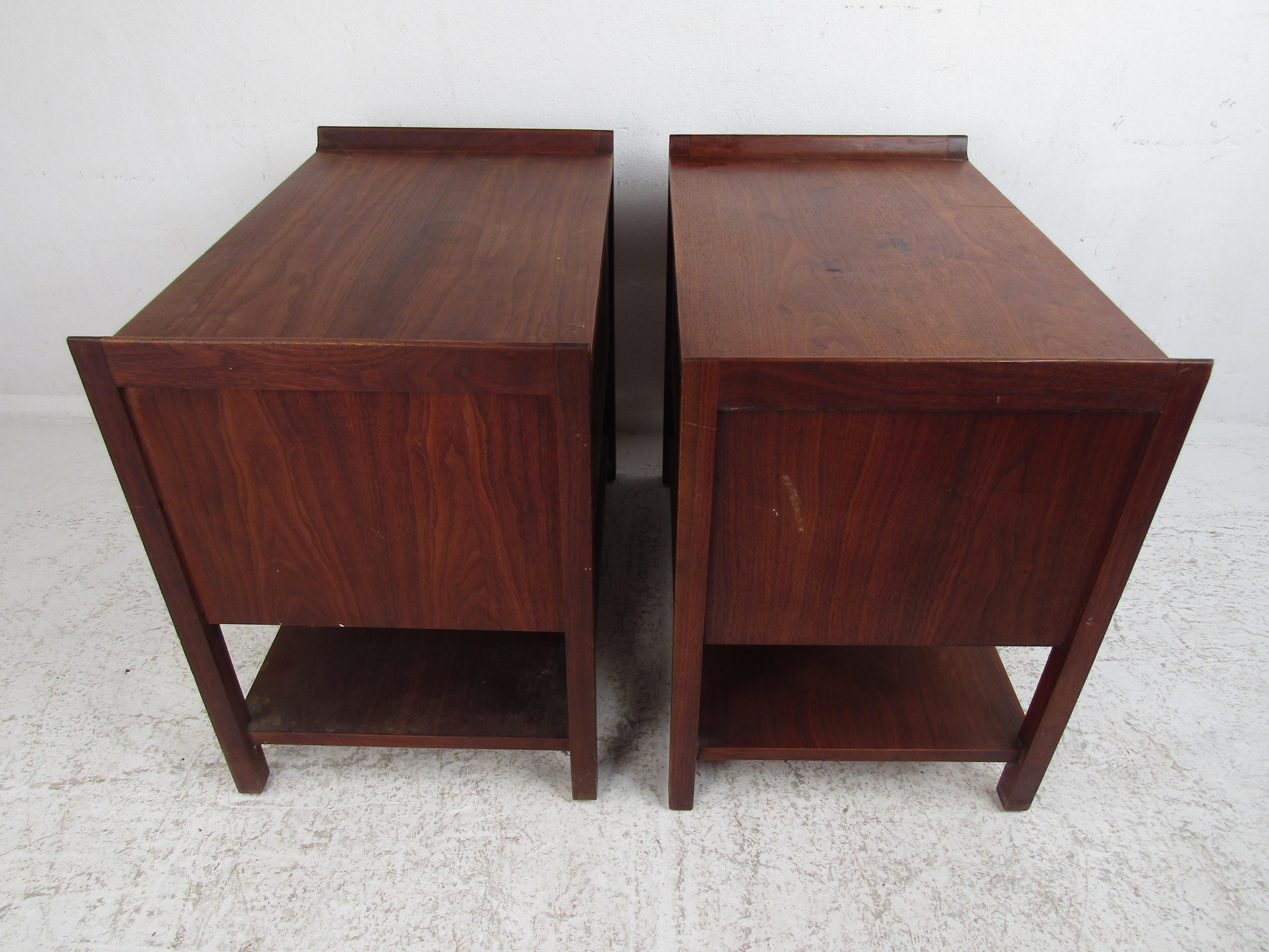 20th Century Pair of Mid-Century Modern Nighstands For Sale