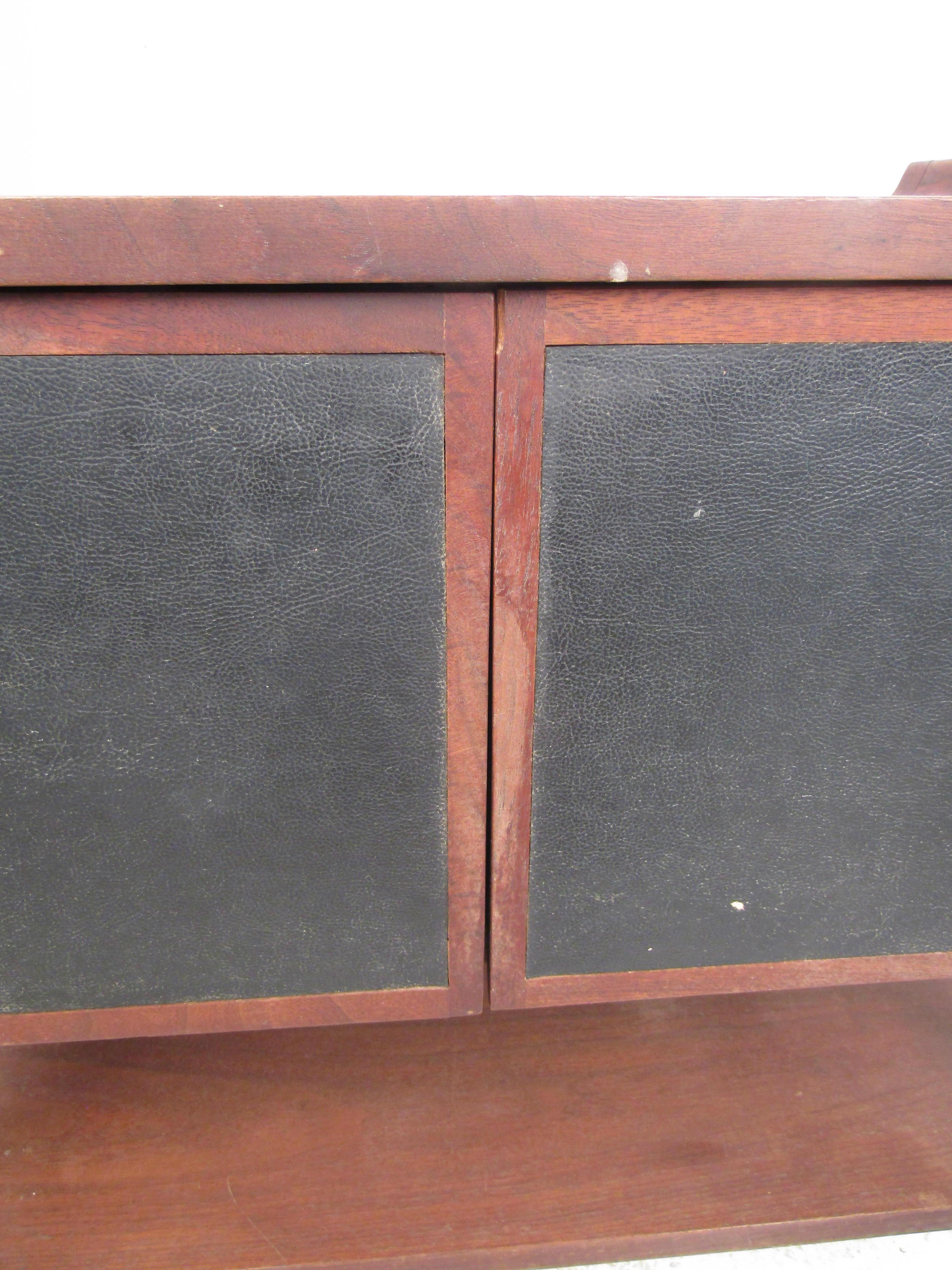 Pair of Mid-Century Modern Nighstands For Sale 2