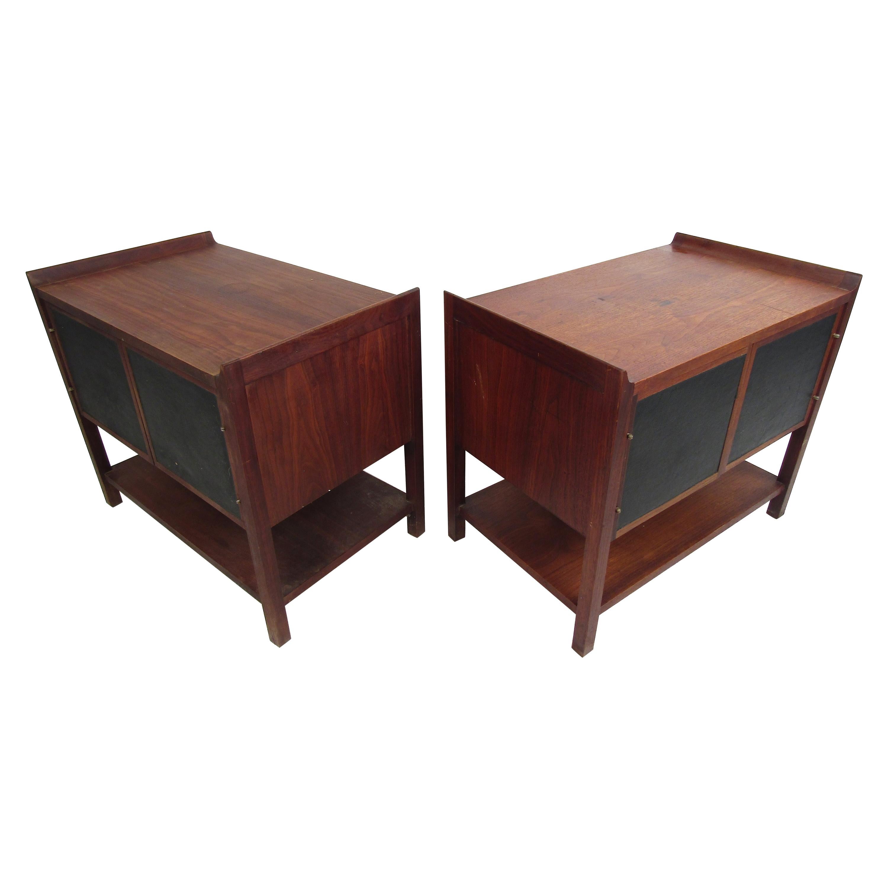 Pair of Mid-Century Modern Nighstands For Sale