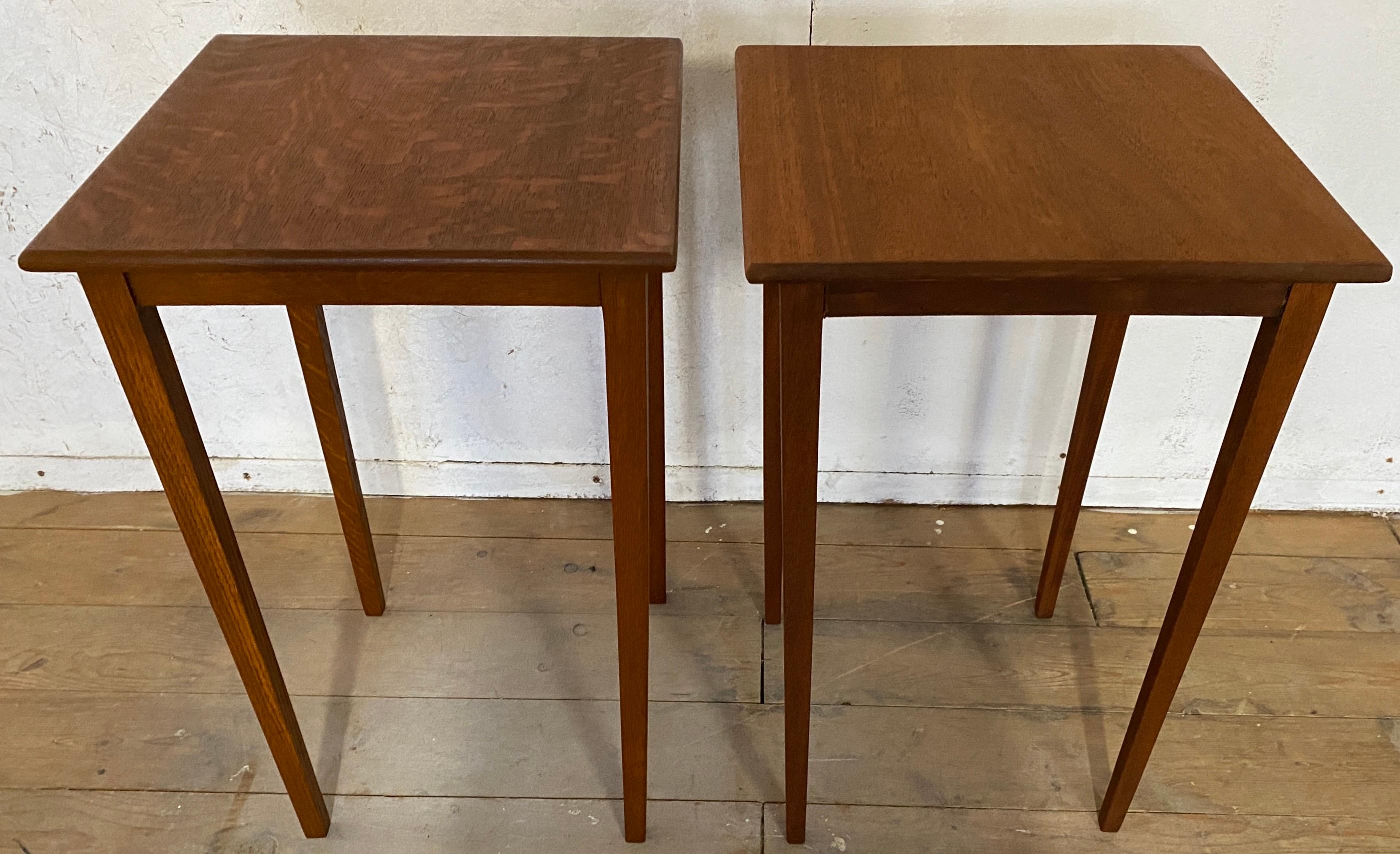 Tacheté Paire de tables de nuit Mid-Century Modern en vente