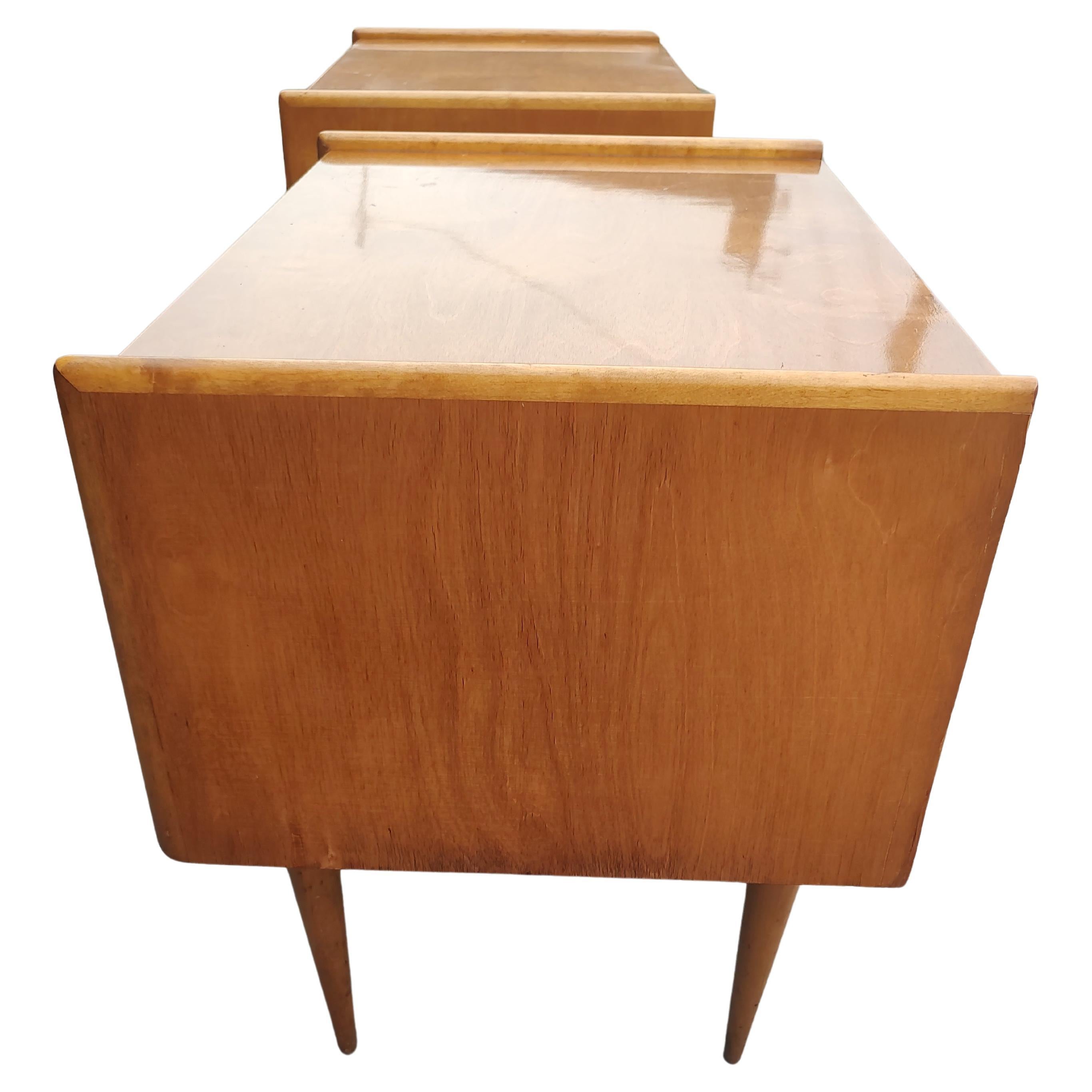 Fantastica coppia di comodini in legno di Woods con cassetti scolpiti di Edmond Spence. Bellissimi armadietti con due cassetti su gambe di betulla tornite. Finitura originale francese lucidata con una messa a punto. Piccole scheggiature che sono