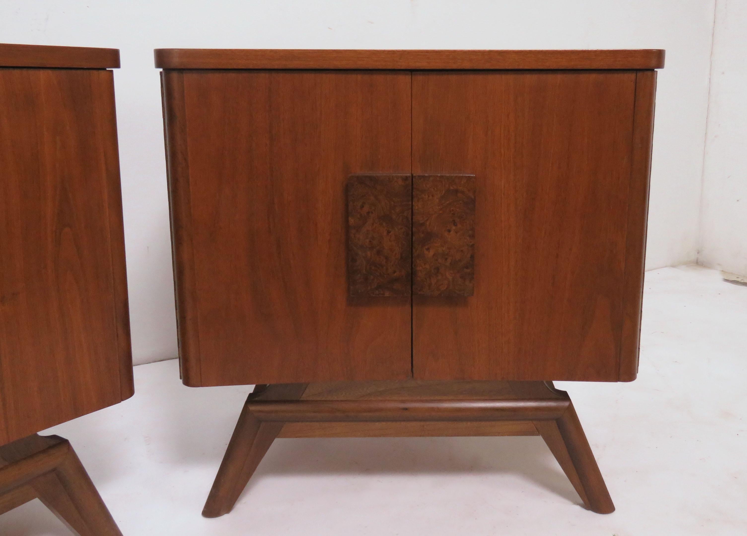 Pair of Mid-Century Modern Night Stands in Walnut and Burl, circa 1960s In Good Condition In Peabody, MA