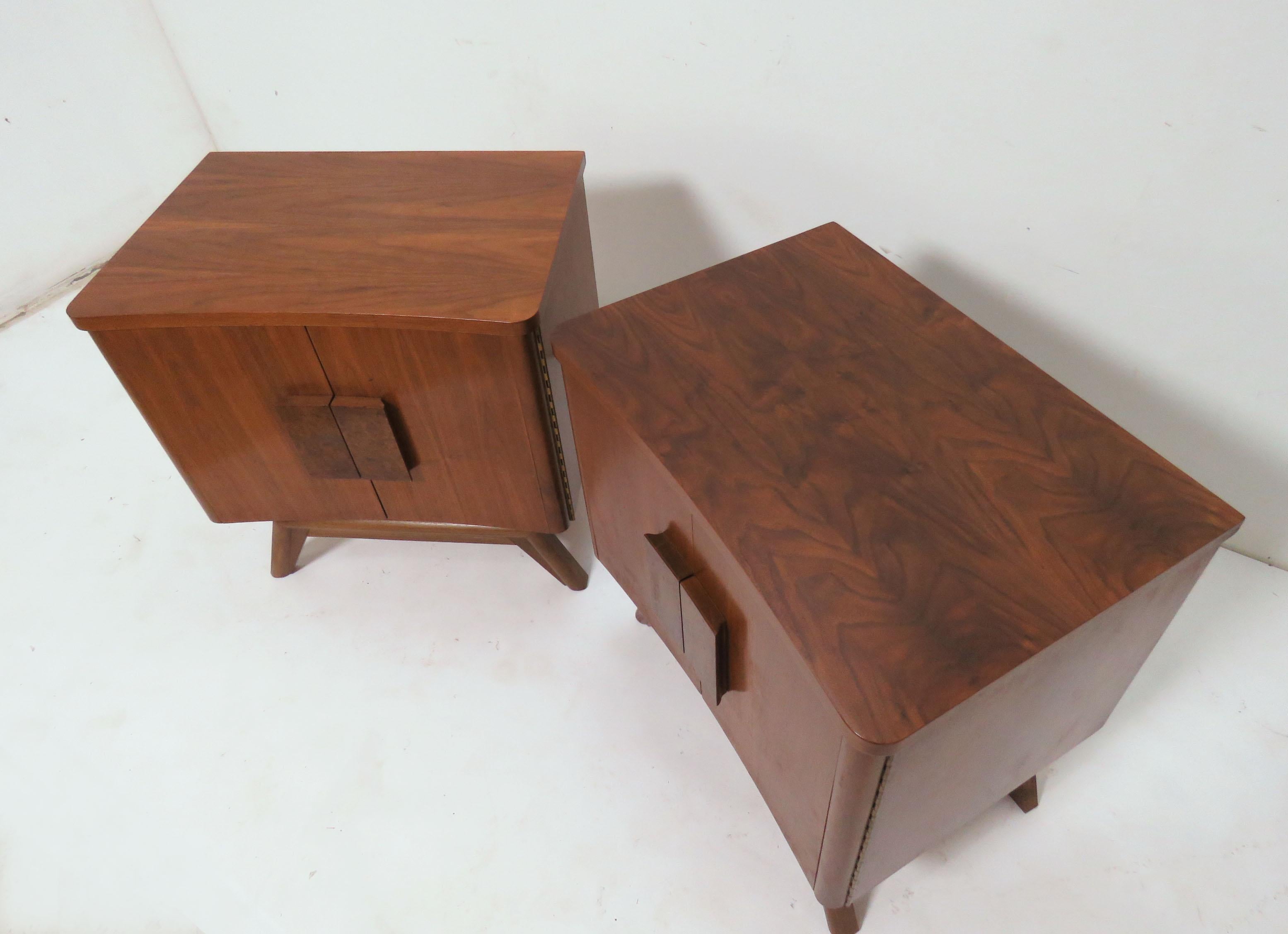 Mid-20th Century Pair of Mid-Century Modern Night Stands in Walnut and Burl, circa 1960s