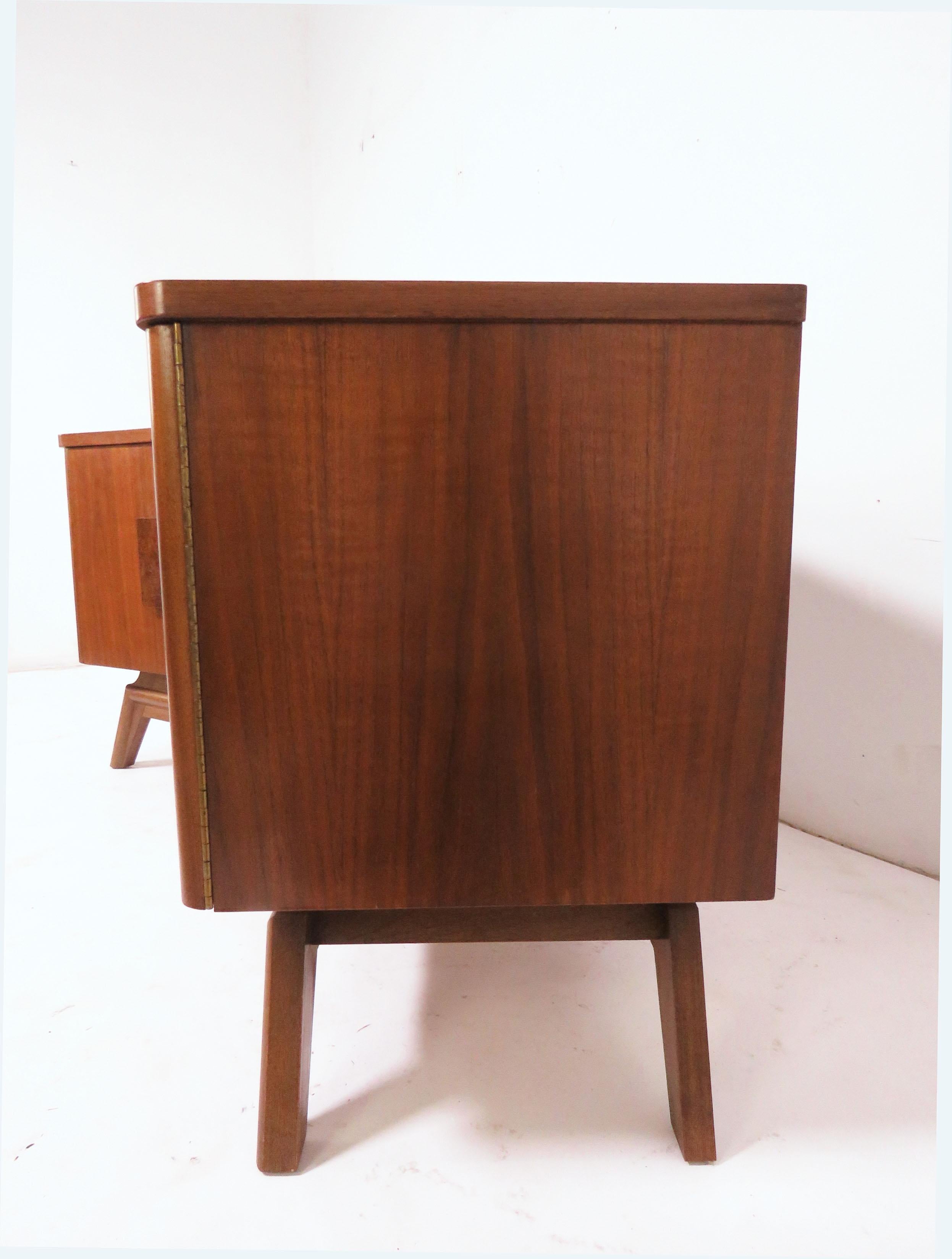 Pair of Mid-Century Modern Night Stands in Walnut and Burl, circa 1960s 4