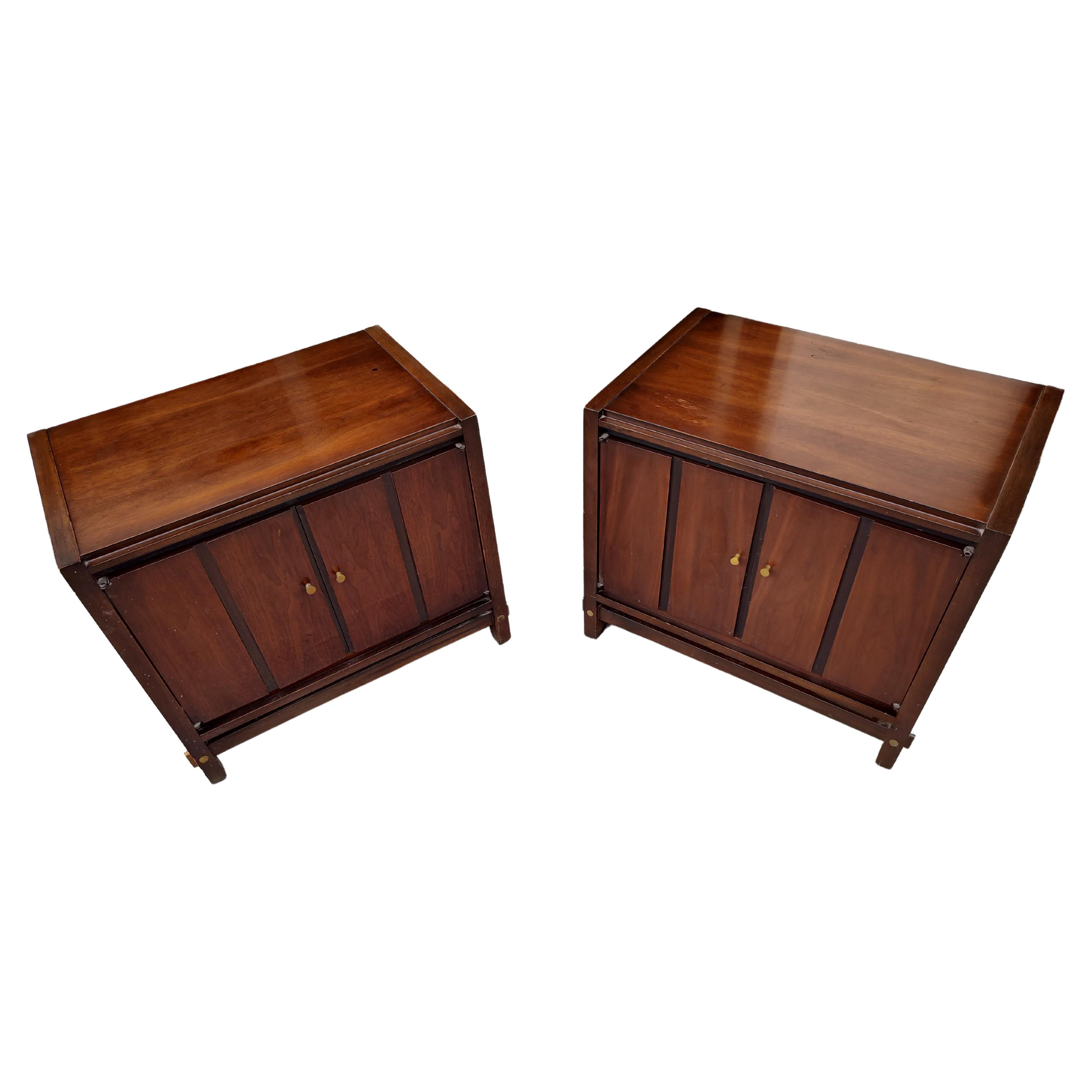Semplice ed elegante coppia di comodini Mid Century Modern di Lane. Una coppia di ante con tiretti in ottone si apre per rivelare un'area di stoccaggio. In ottime condizioni vintage con un'usura minima. Piccola bruciatura di sigaretta e alcuni segni
