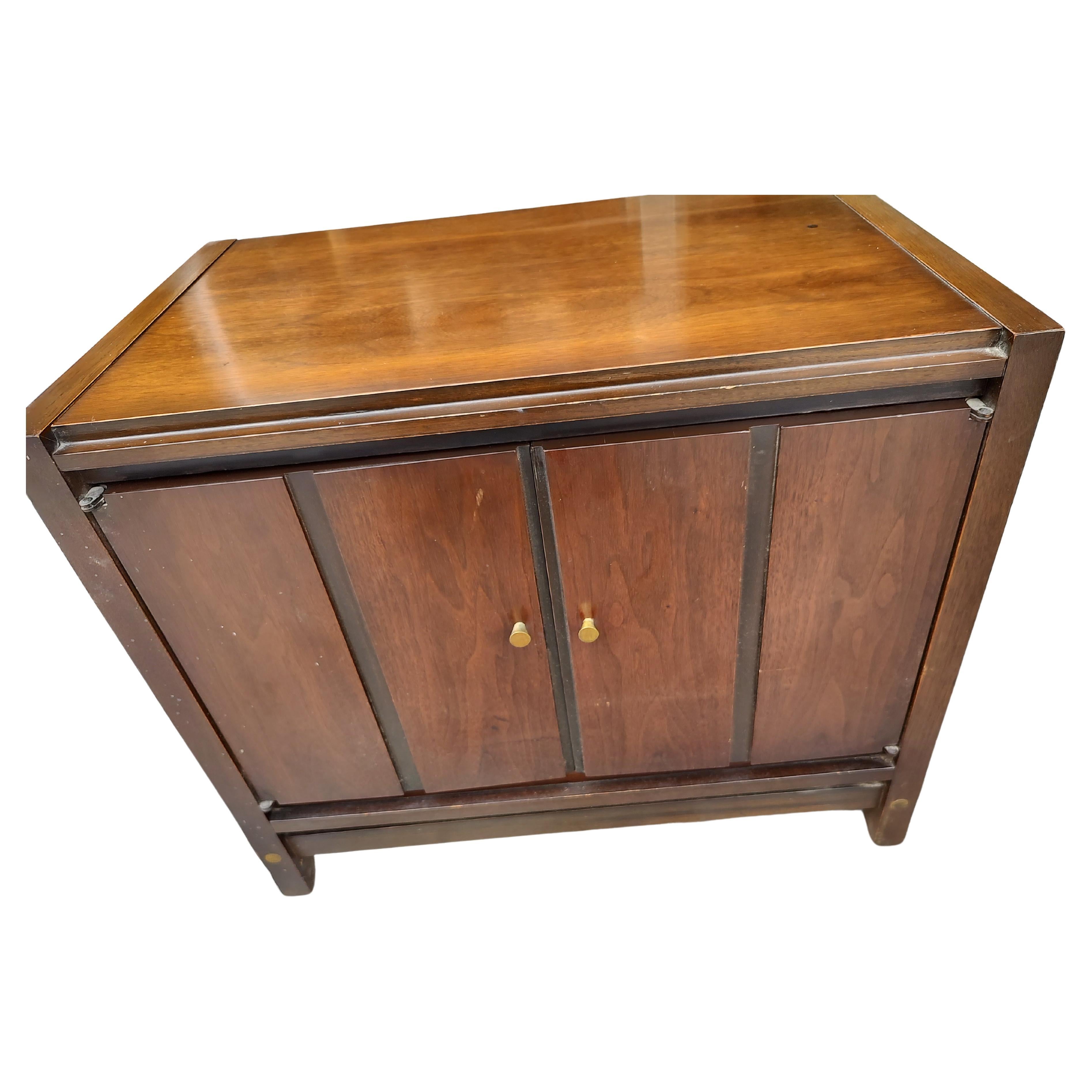 Metà XX secolo Pair of Mid Century Modern Night Tables by Lane C 1965 in vendita