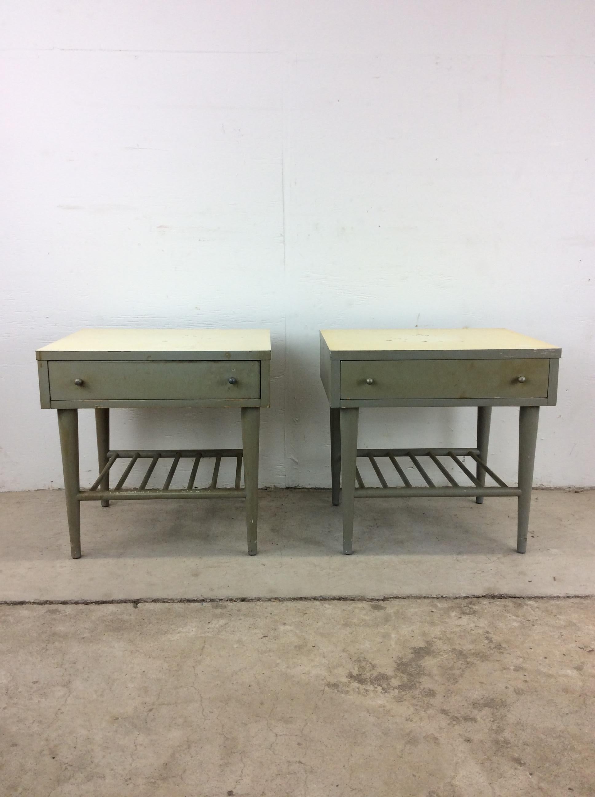 20th Century Pair of Mid Century Modern Nightstands by American of Martinsville For Sale