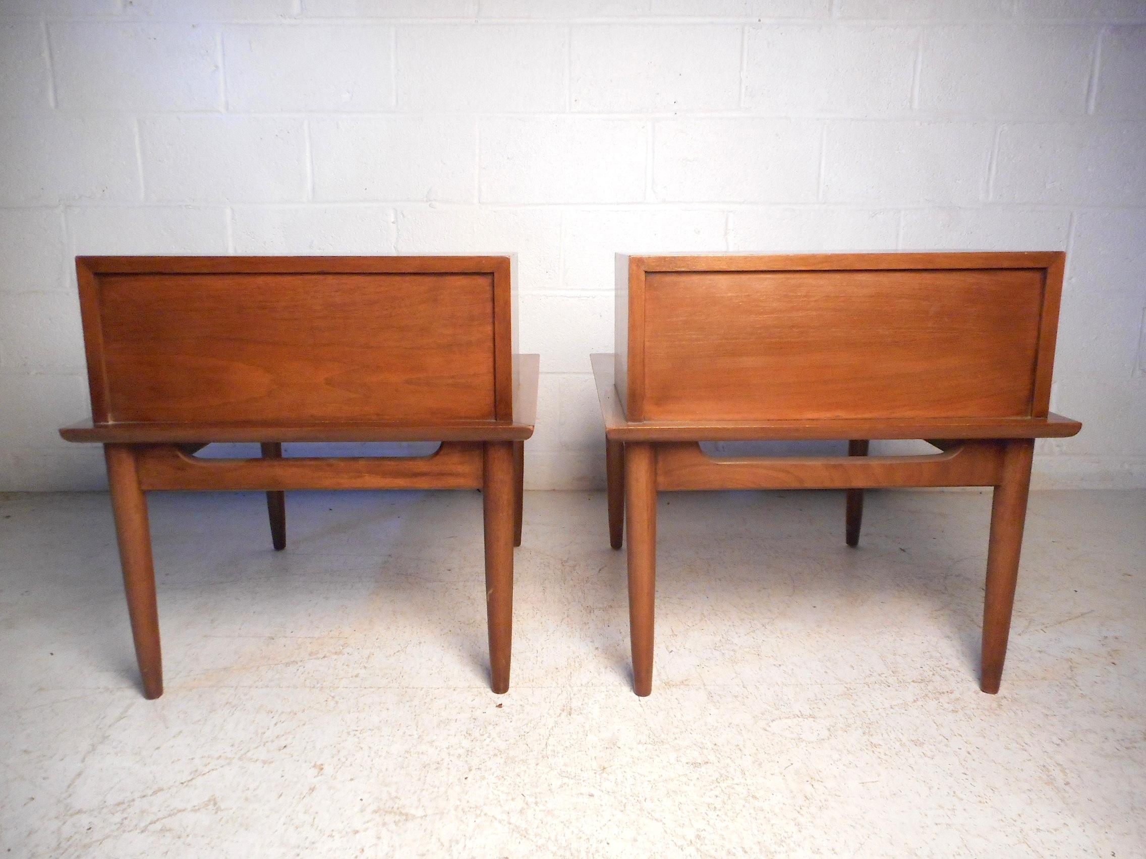 Mid-20th Century Pair of Mid-Century Modern Nightstands by American of Martinsville
