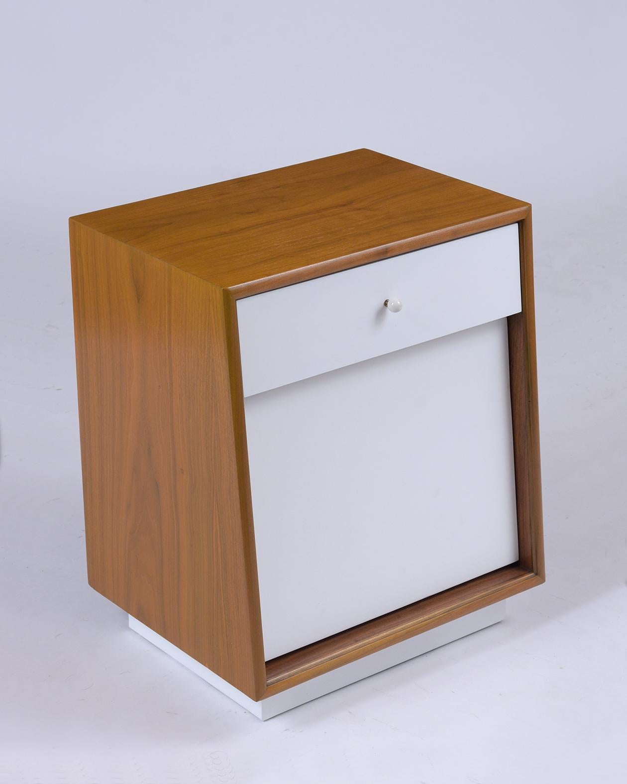 Mid-20th Century Pair of Mid Century Walnut Nightstands