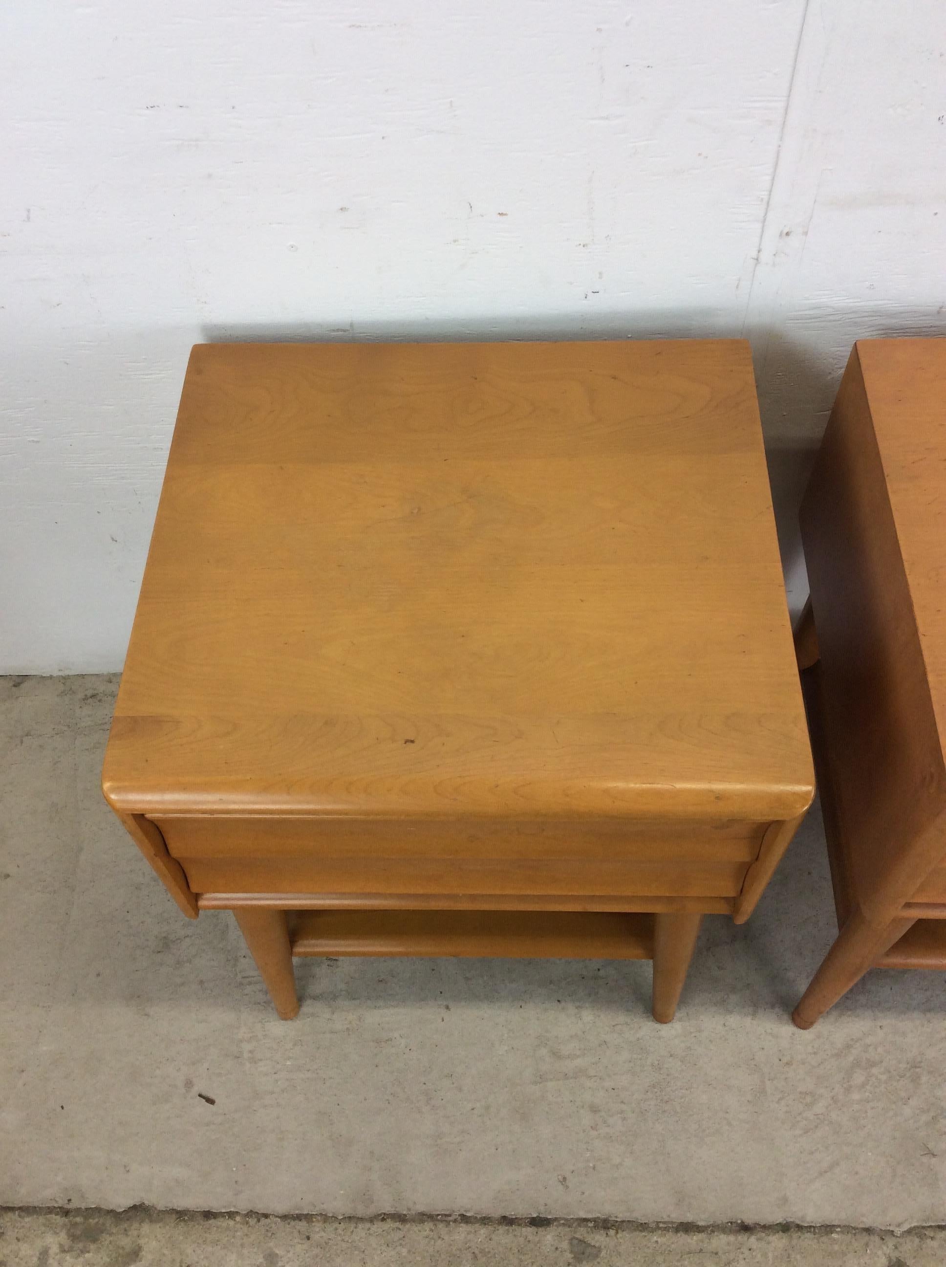 Mid-Century Modern Pair of Mid Century Modern Nightstands by Heywood Wakefield For Sale