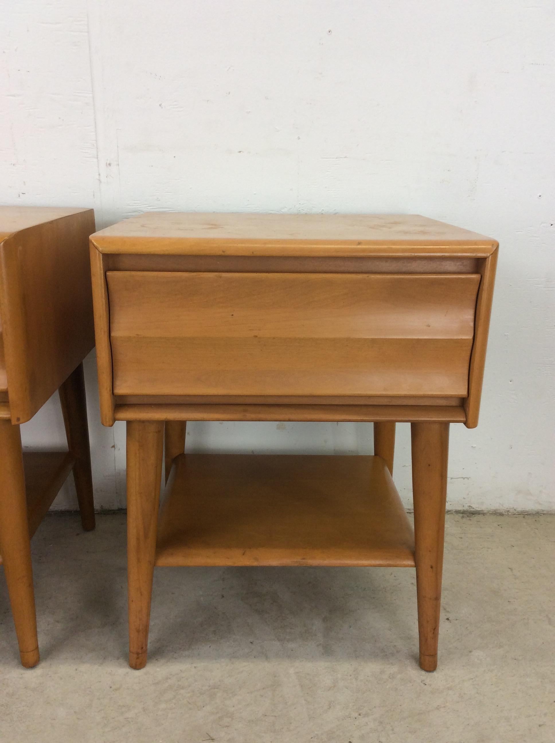 20th Century Pair of Mid Century Modern Nightstands by Heywood Wakefield For Sale