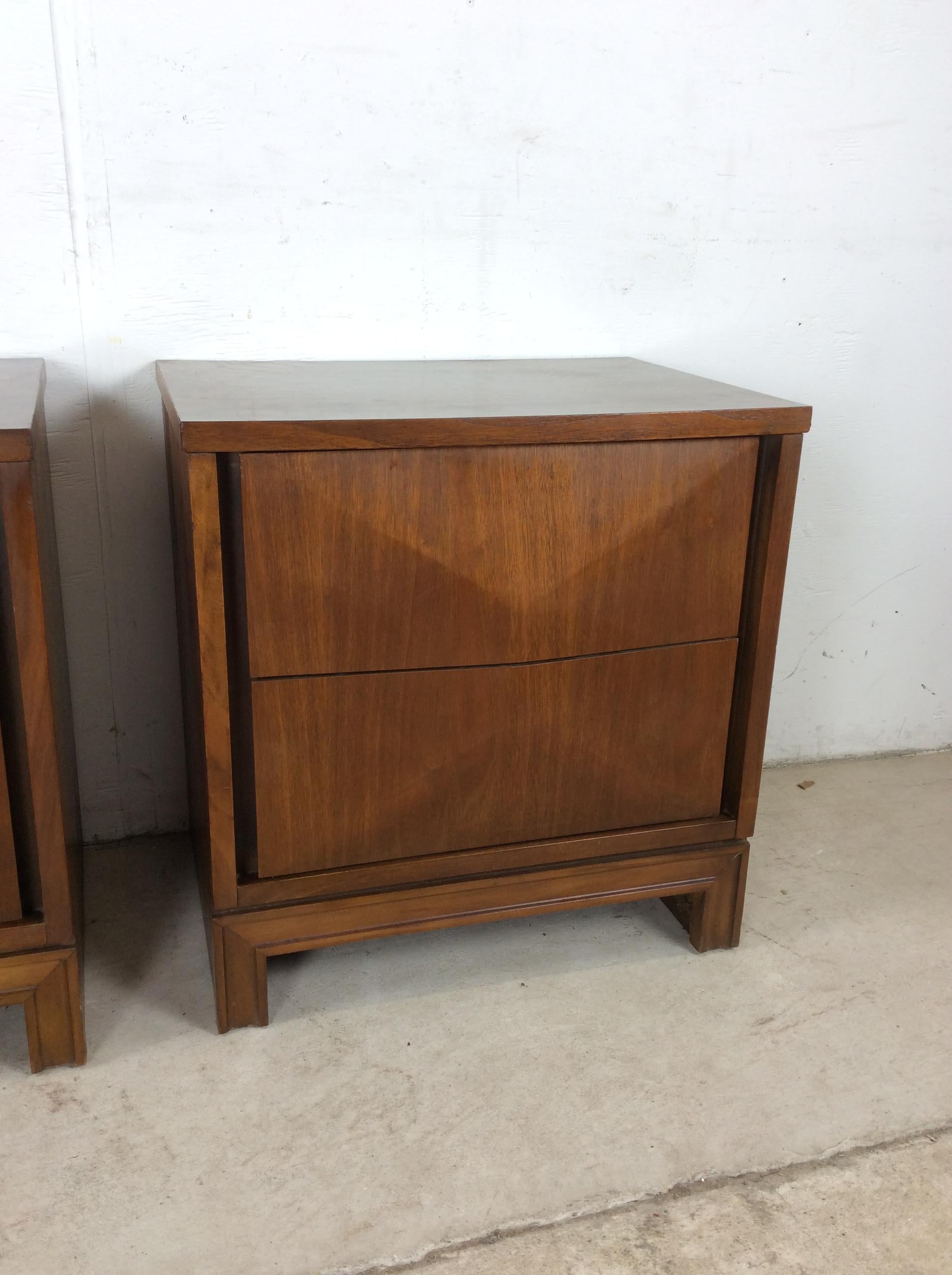 Pair of Mid Century Modern Nightstands by Johnson Carper in vendita 2