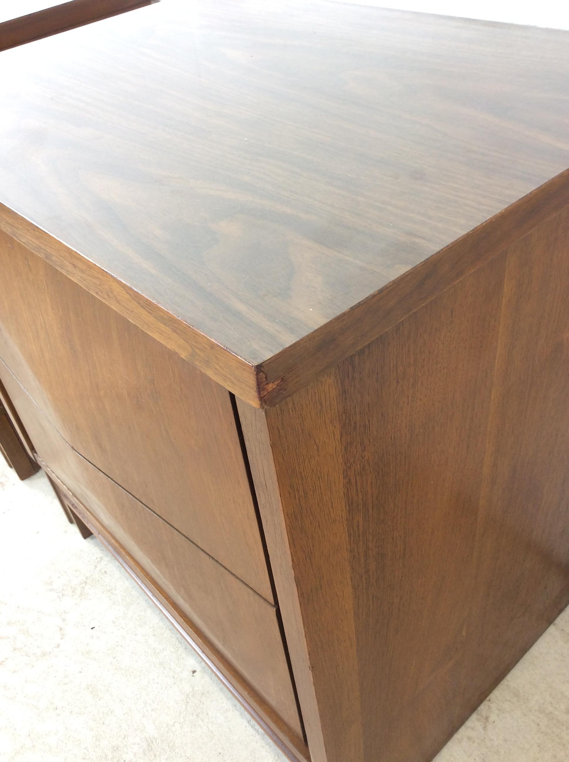 Pair of Mid Century Modern Nightstands by Johnson Carper in vendita 3
