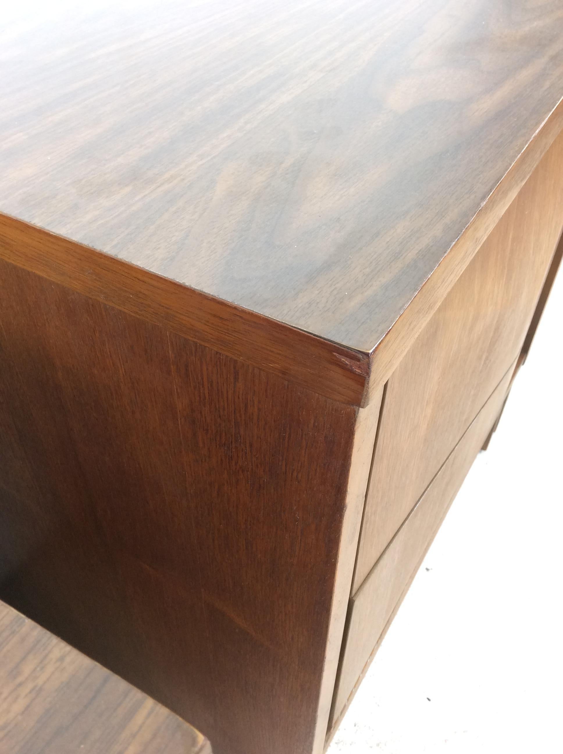 Pair of Mid Century Modern Nightstands by Johnson Carper in vendita 4
