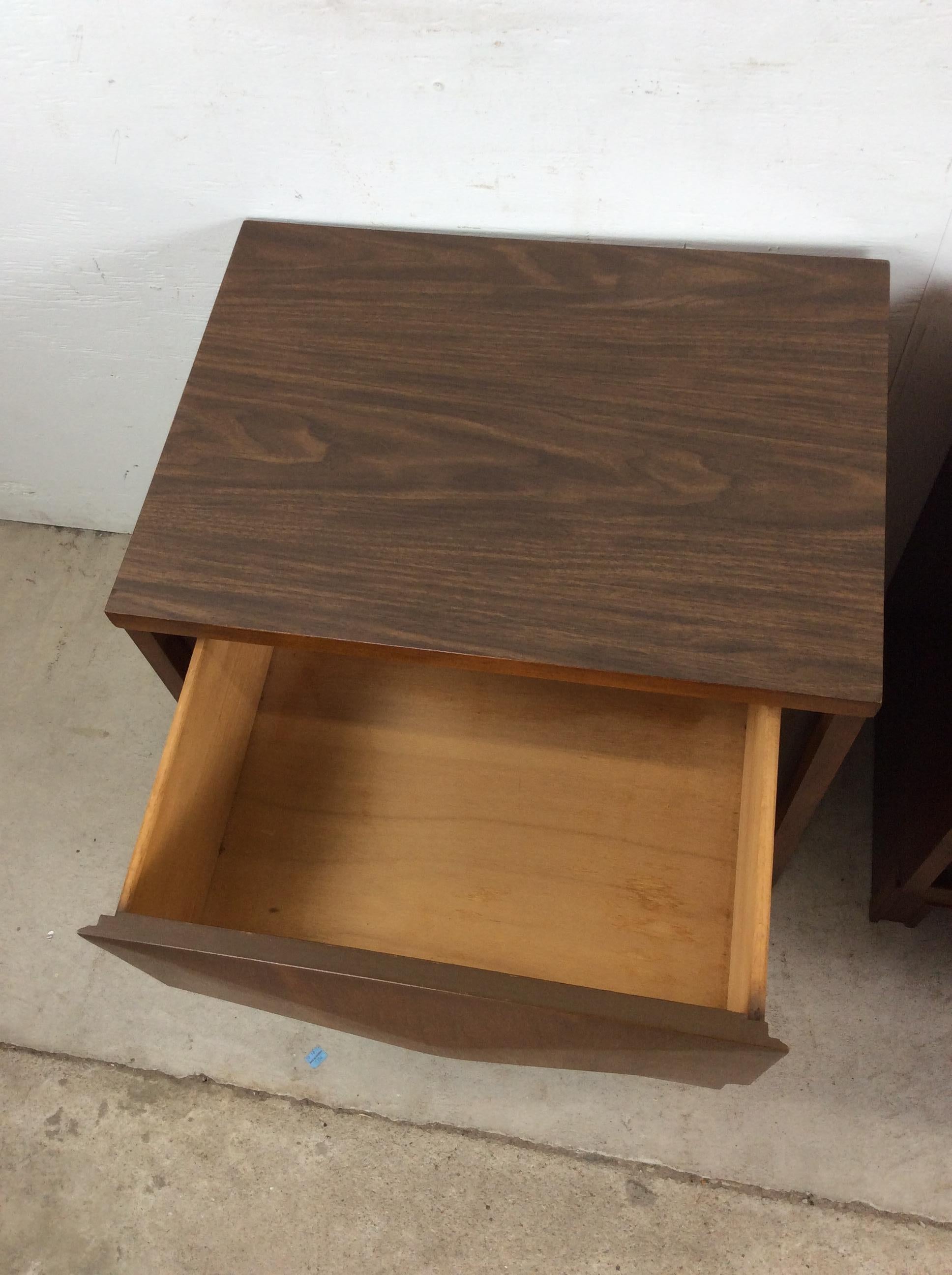 Pair of Mid Century Modern Nightstands by Johnson Carper in vendita 7