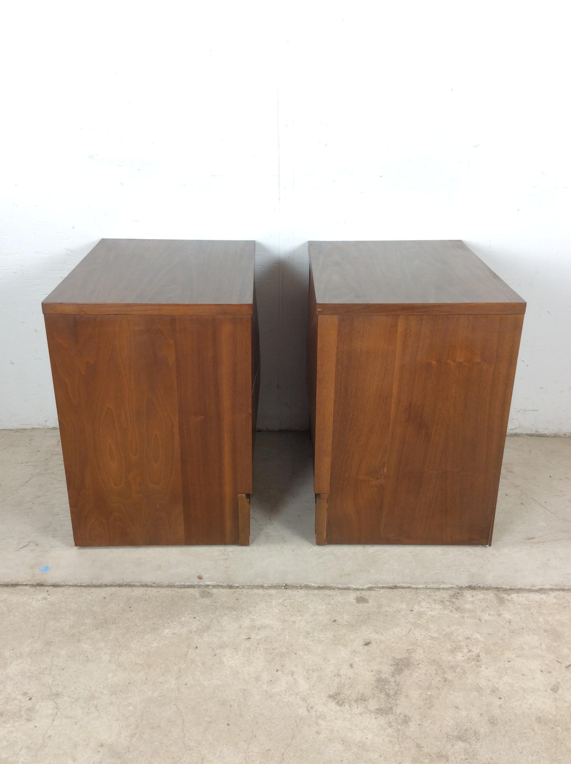 Pair of Mid Century Modern Nightstands by Johnson Carper in vendita 8