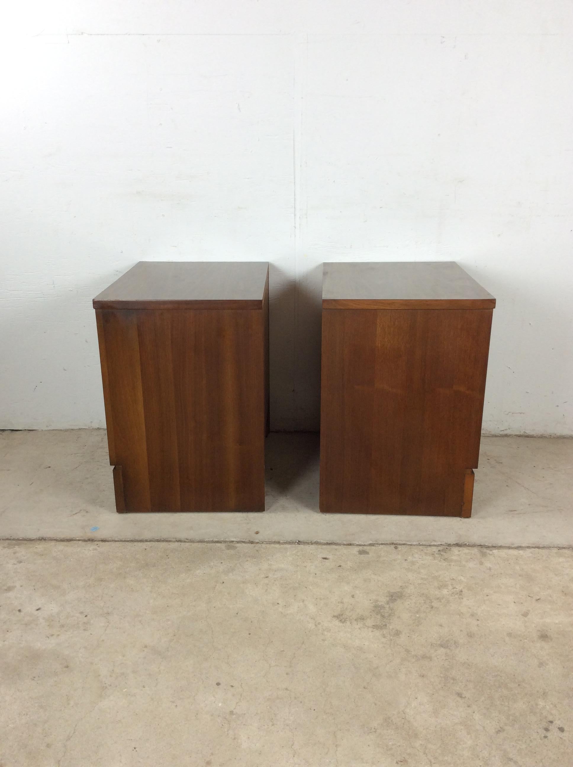 Pair of Mid Century Modern Nightstands by Johnson Carper in vendita 10