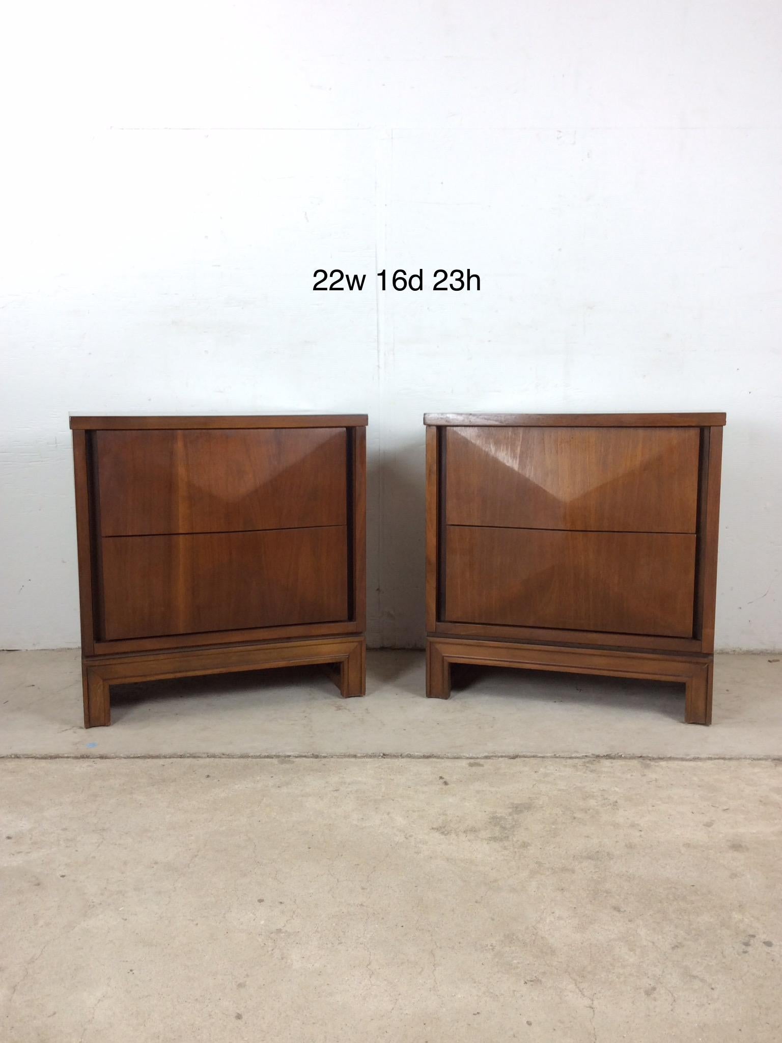 Pair of Mid Century Modern Nightstands by Johnson Carper in vendita 11