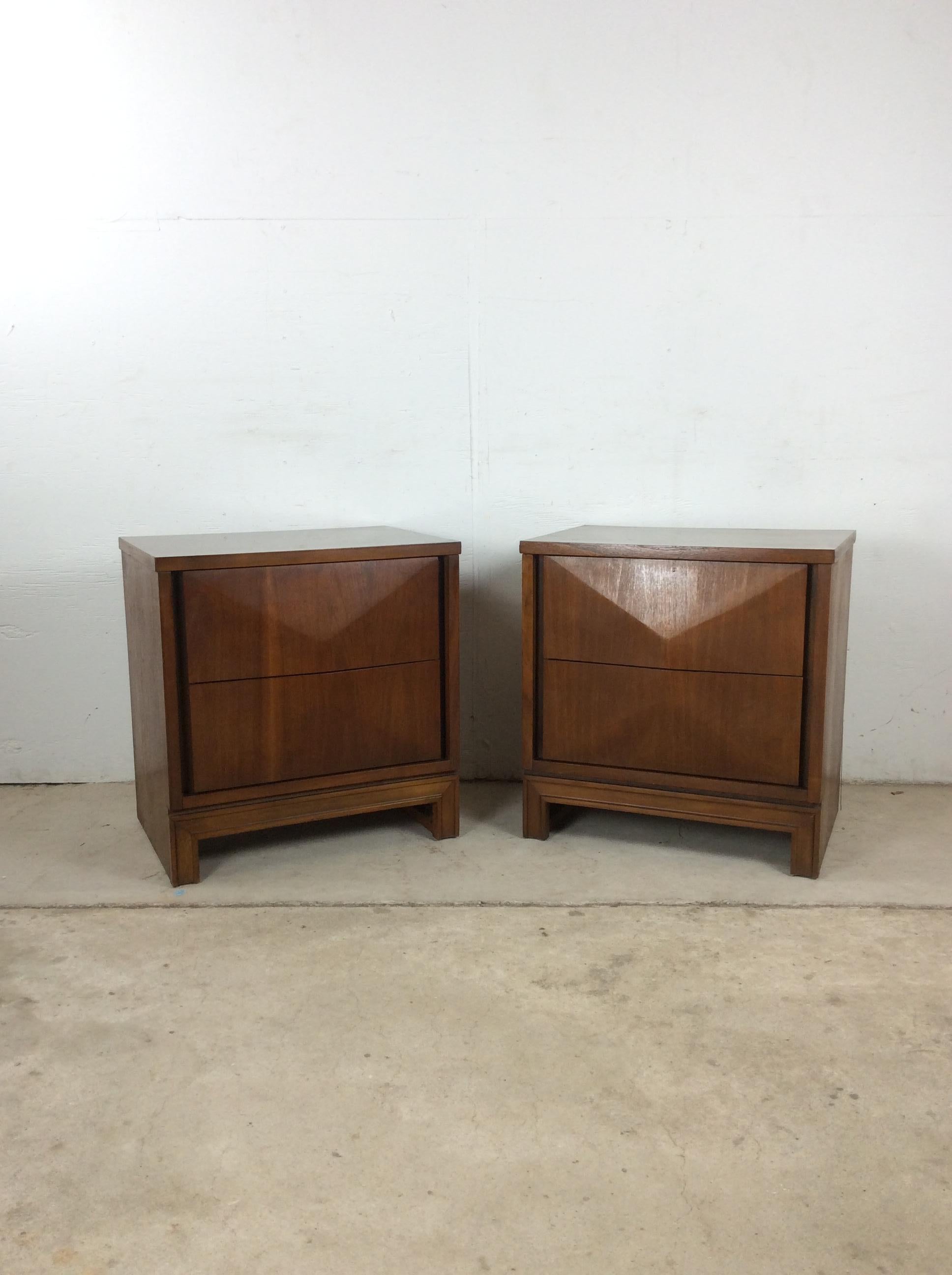 Mid-Century moderno Pair of Mid Century Modern Nightstands by Johnson Carper in vendita