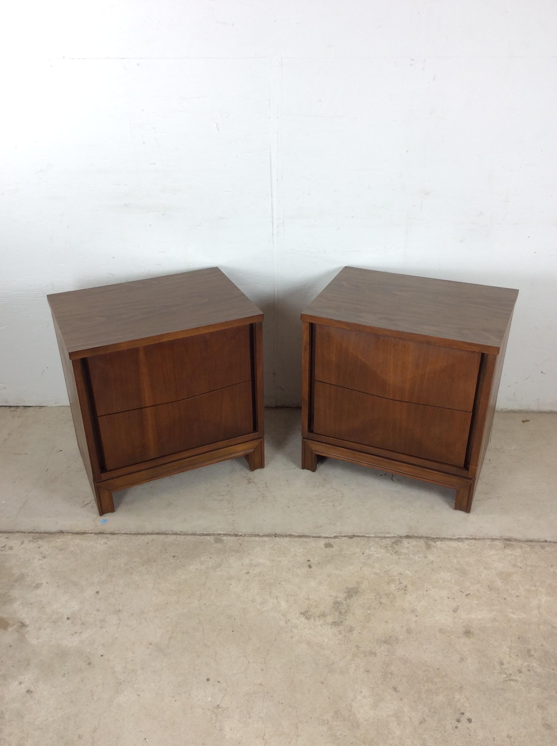 Americano Pair of Mid Century Modern Nightstands by Johnson Carper in vendita