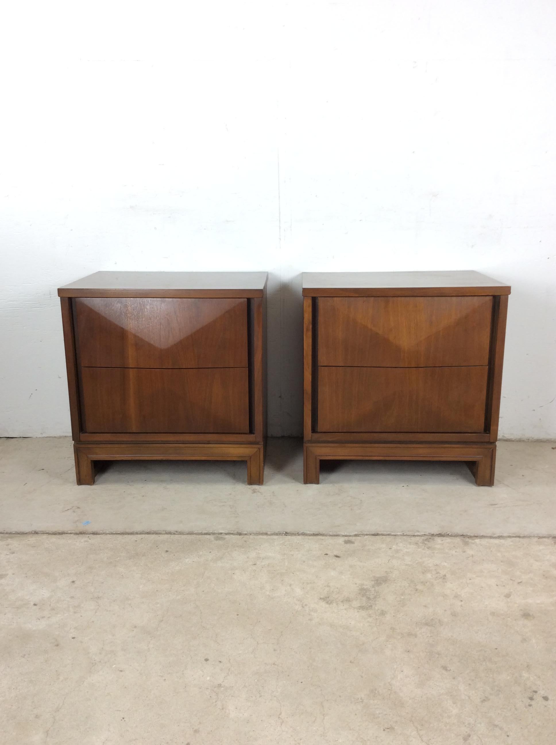 Impiallacciato Pair of Mid Century Modern Nightstands by Johnson Carper in vendita