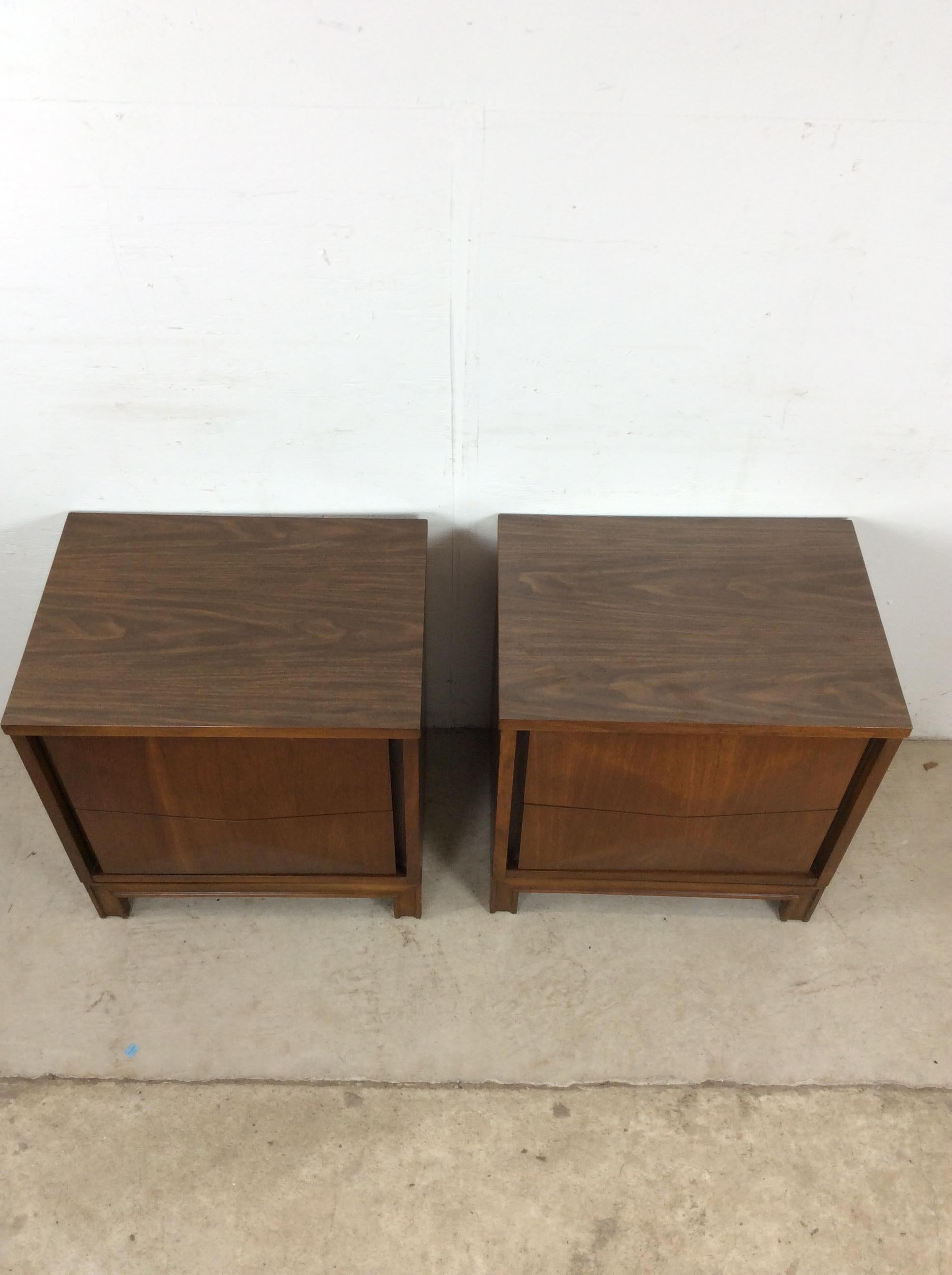 Pair of Mid Century Modern Nightstands by Johnson Carper In condizioni buone in vendita a Freehold, NJ