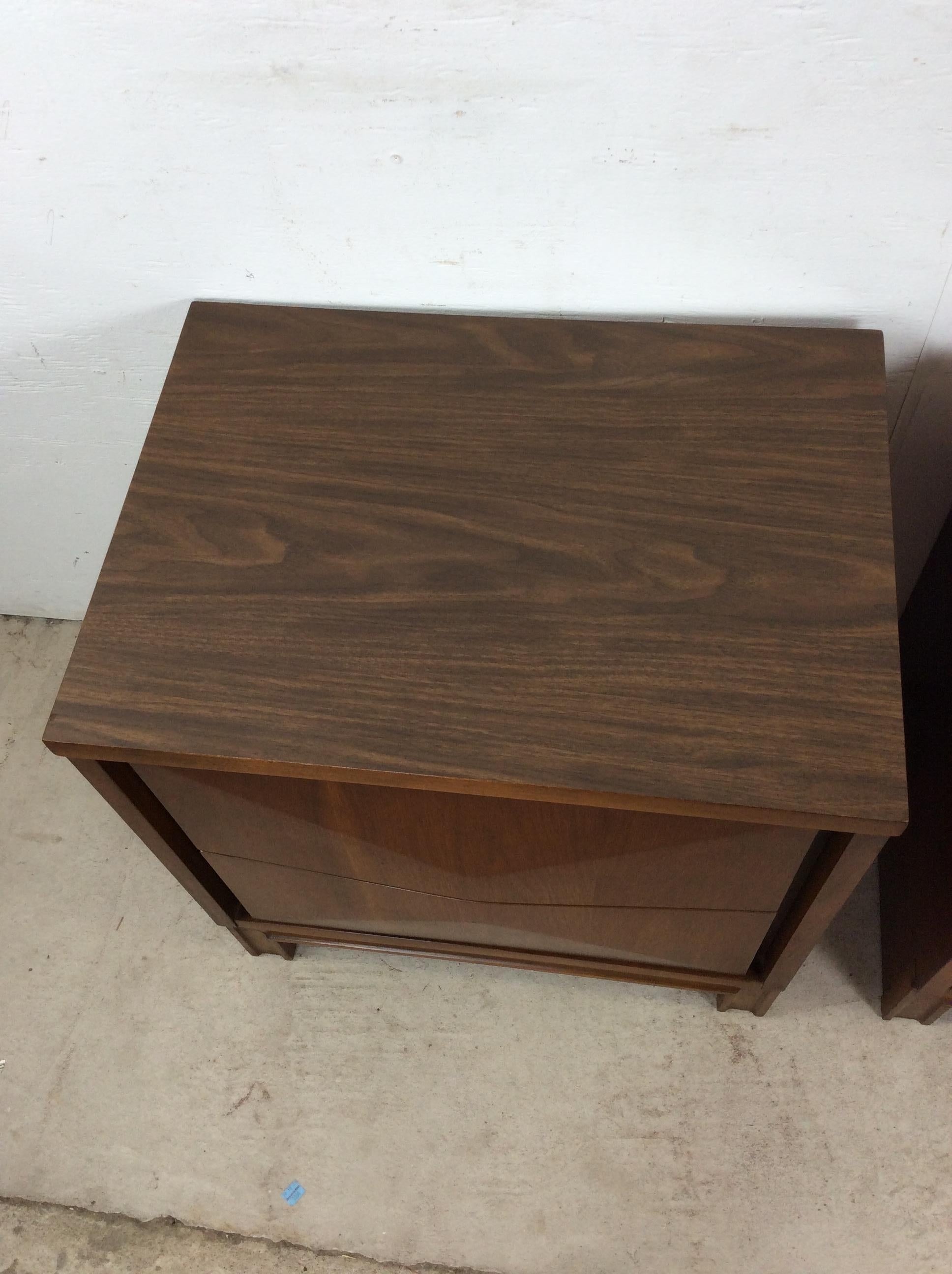 XX secolo Pair of Mid Century Modern Nightstands by Johnson Carper in vendita