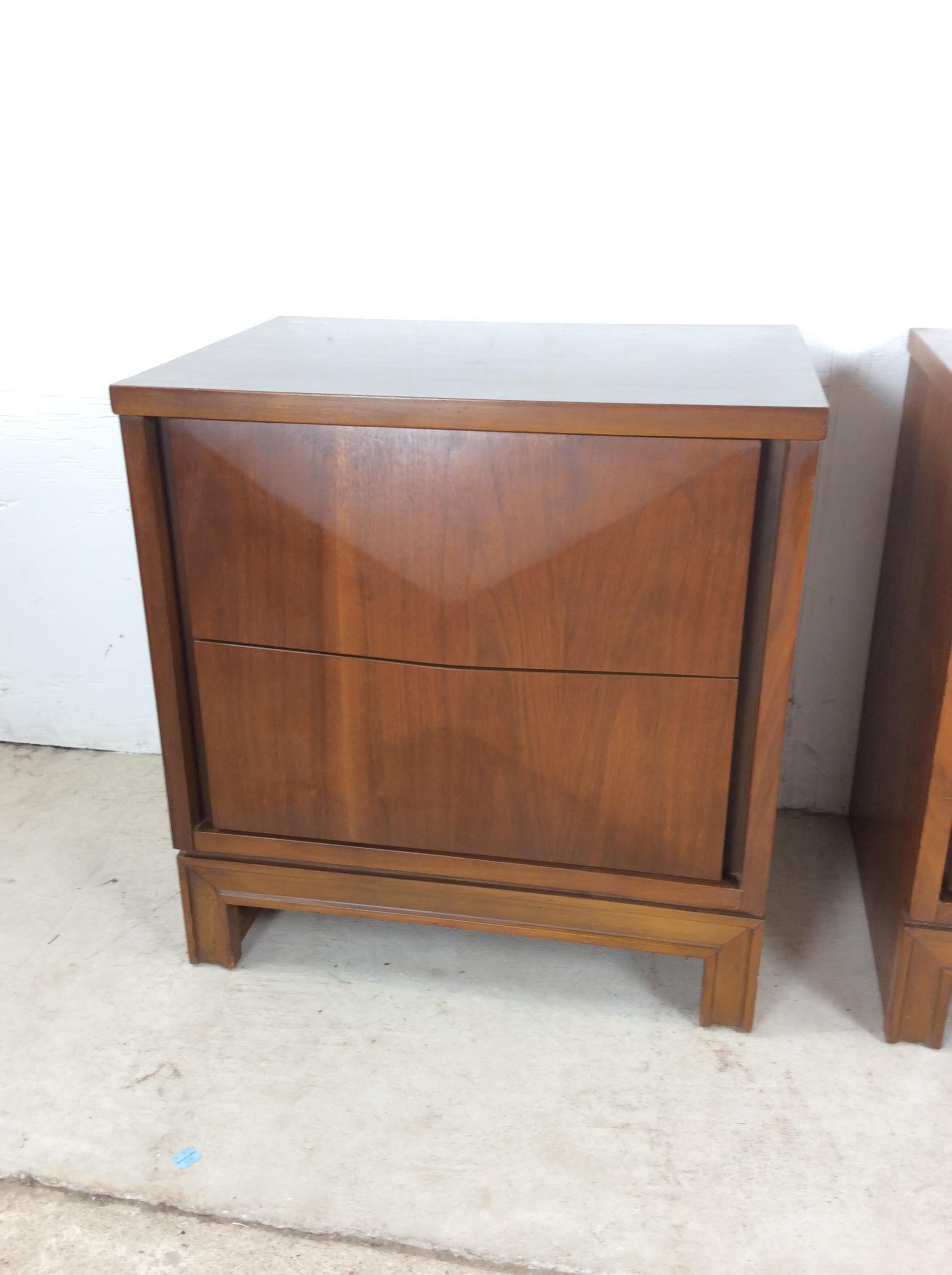 Pair of Mid Century Modern Nightstands by Johnson Carper in vendita 1
