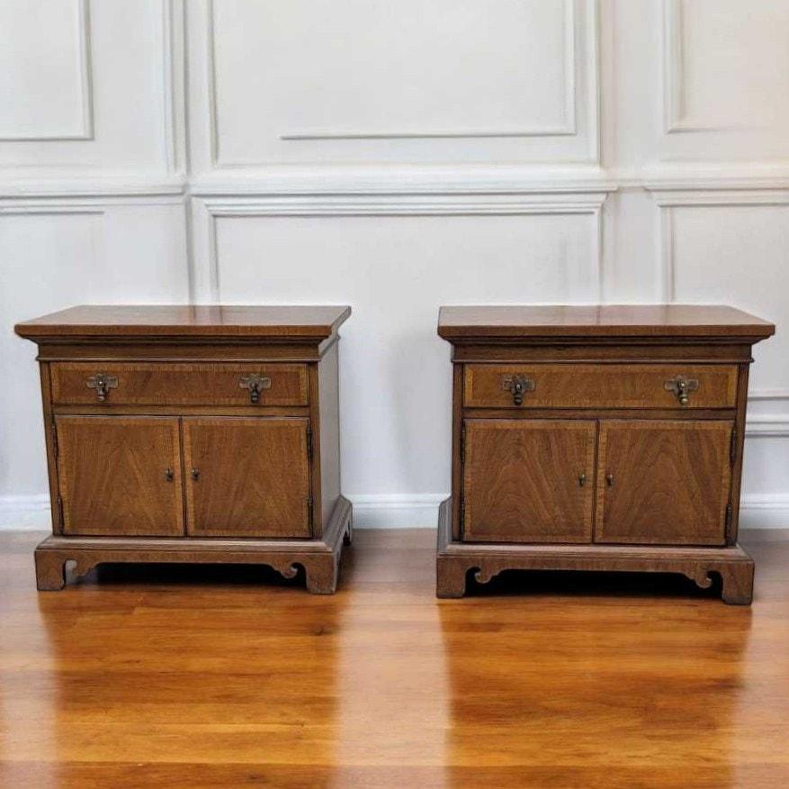 Pareja de mesillas de noche modernas de mediados de siglo de Thomasville, Nogal, EE.UU., Años 60 en Bueno estado para la venta en Rancho Cucamonga, CA