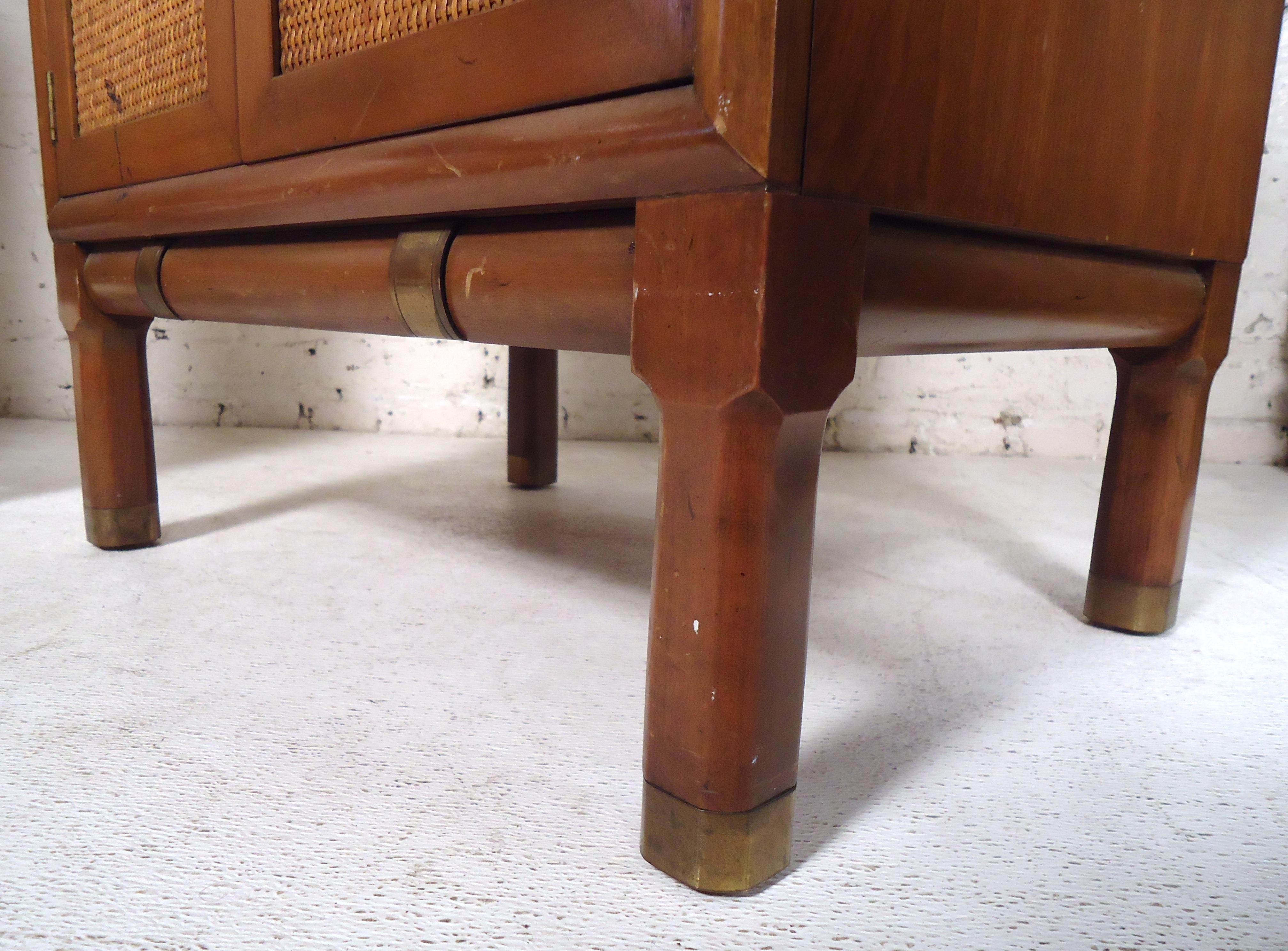 Pair of Mid-Century Modern Nightstands 6