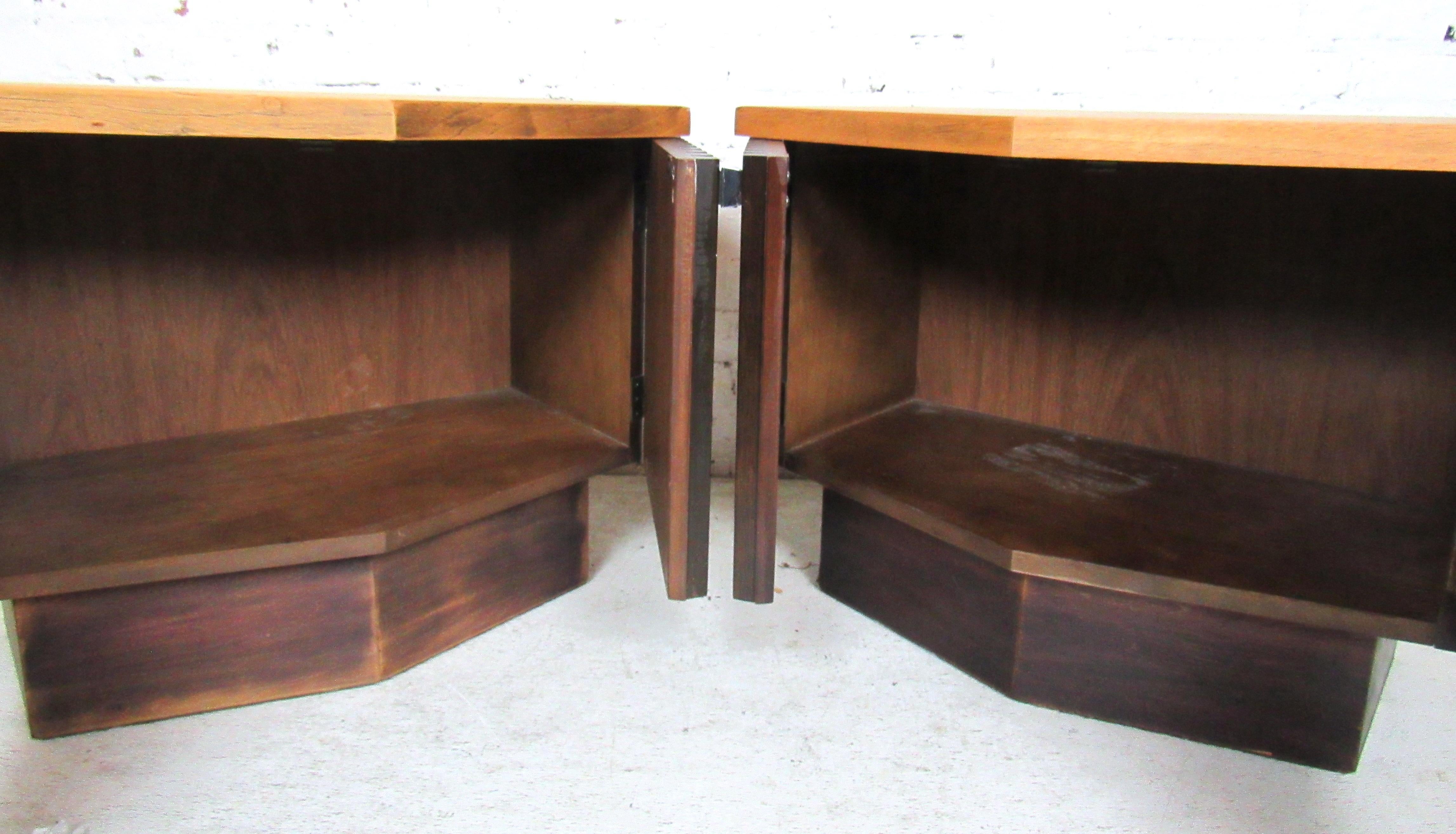 Pair of Mid-Century Modern Nightstands 5